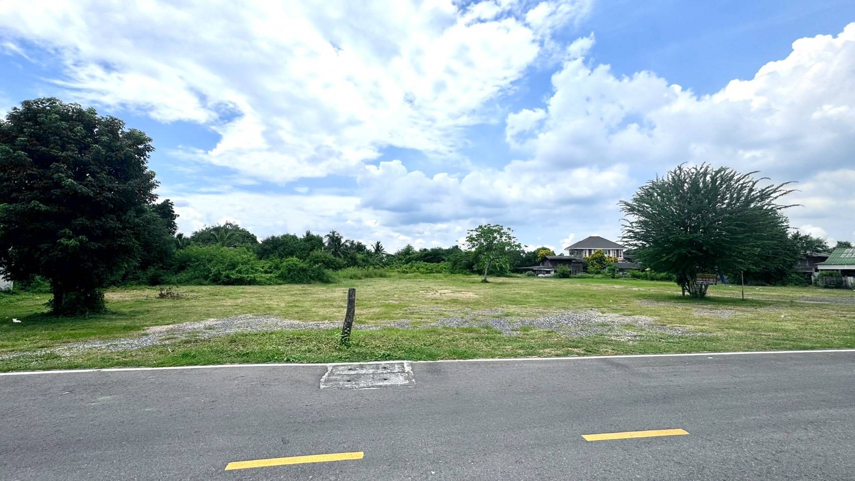 ขายที่ดิน ราชบุรี แปลงใหญ่ สำหรับสร้างหมู่บ้าน พื้นที่รวมประมาณ 4 ไร่ 3 งาน 39 ตารางวา ทำเลศักยภาพสูง 🚗 จุดเด่นของที่ดิน ✅ ติดถนน 3 ด้าน เข้า-ออกได้หลายทาง ✅ ติดคลองชลประทาน บรรยากาศร่มรื่น ลมดีตลอดปี ✅ รายล้อมด้วย ชุมชน โรงเ