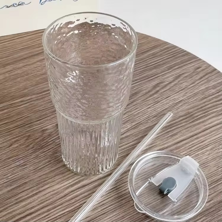 แก้วขนาด 600 ml ขนาดใหญ่จุใจ พร้อมแถมฝาปิดและหลอดอย่างดี