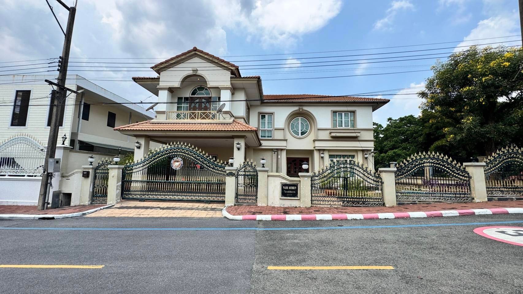 บ้านเดี่ยว ลดาวัลย์ ลากูน รังสิต ปทุมธาณี : Baan Ladawan Lakoon Rangsit คฤหาสน์เศรษฐี รอบล้อมด้วยเลคลากูน บ้านสวยพร้อมอยู่ บิวอินด้วยงานไม้สักทั้งหลัง พื้นที่ใช้สอยกว้างขวาง ตัวบ้านหันหน้าไปทางทิศใต้ ถนนกว้าง หลังบ้านวิวธรรมชาติร่มรื่นเงียบสงบ มีความเป็นส