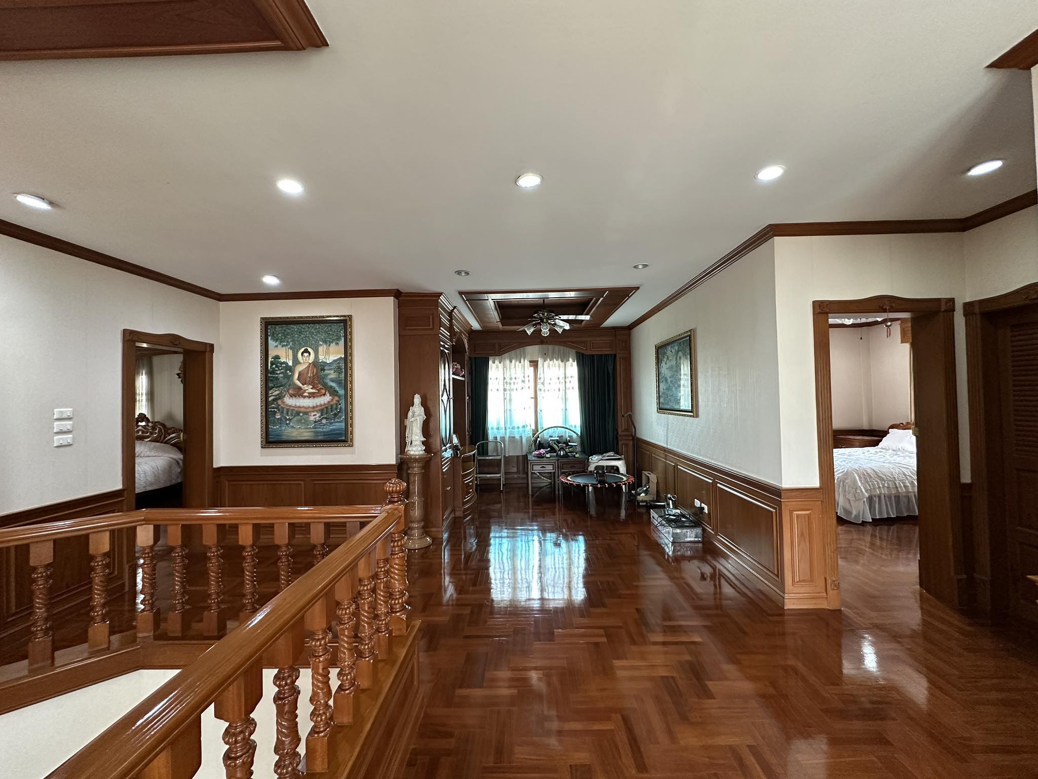 บ้านเดี่ยว ลดาวัลย์ ลากูน รังสิต ปทุมธาณี : Baan Ladawan Lakoon Rangsit คฤหาสน์เศรษฐี รอบล้อมด้วยเลคลากูน บ้านสวยพร้อมอยู่ บิวอินด้วยงานไม้สักทั้งหลัง พื้นที่ใช้สอยกว้างขวาง ตัวบ้านหันหน้าไปทางทิศใต้ ถนนกว้าง หลังบ้านวิวธรรมชาติร่มรื่นเงียบสงบ มีความเป็นส