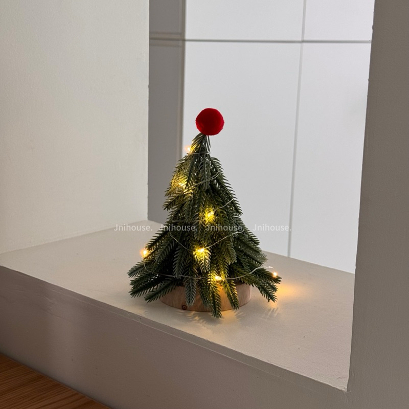 [พร้อมส่ง] Jnihouse : Little Christmas Tree (ต้นคริสต์มาสเล็ก+บอลแดง+ไฟประดับ)