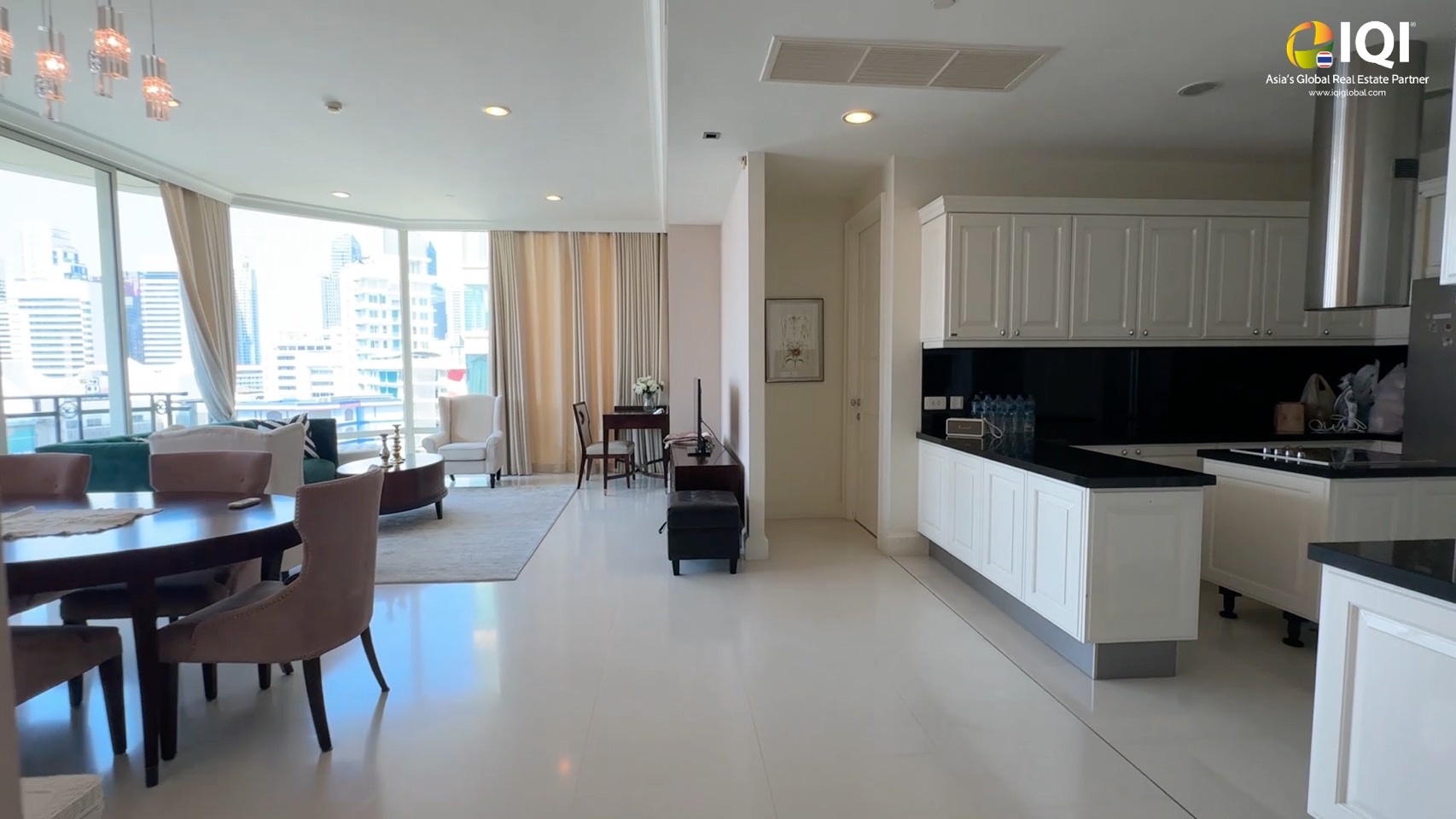 ขายด่วน! Condo Royce Private Residences คอนโดหรูใจกลางสุขุมวิท ใกล้ BTS และ MRT อโศก เพียง 950 เมตร Royce Private Residences สุขุมวิท 31 พื้นที่กว้างขวาง 176 ตร.ม. เทียบเท่าบ้านเดี่ยว บนทำเลกลาางเมือง เหมาะสำหรับครอบครัวที่ต้องการพื้นที่ใช้สอยกว้างขวาง 3