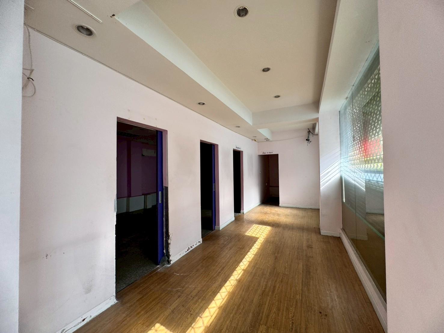 ให้เช่าพื้นที่สำนักงาน ชั้น 1 และชั้นลอย อาคารโล่งสวย ติดถนนรามคำแหง (N.1920)