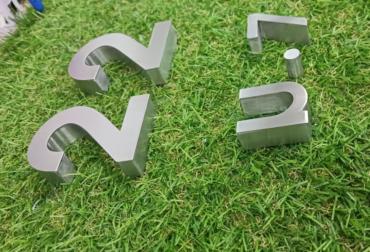 อักษรเเสตนเลสบ้านเลขที่ '' 22 ม.7 ''