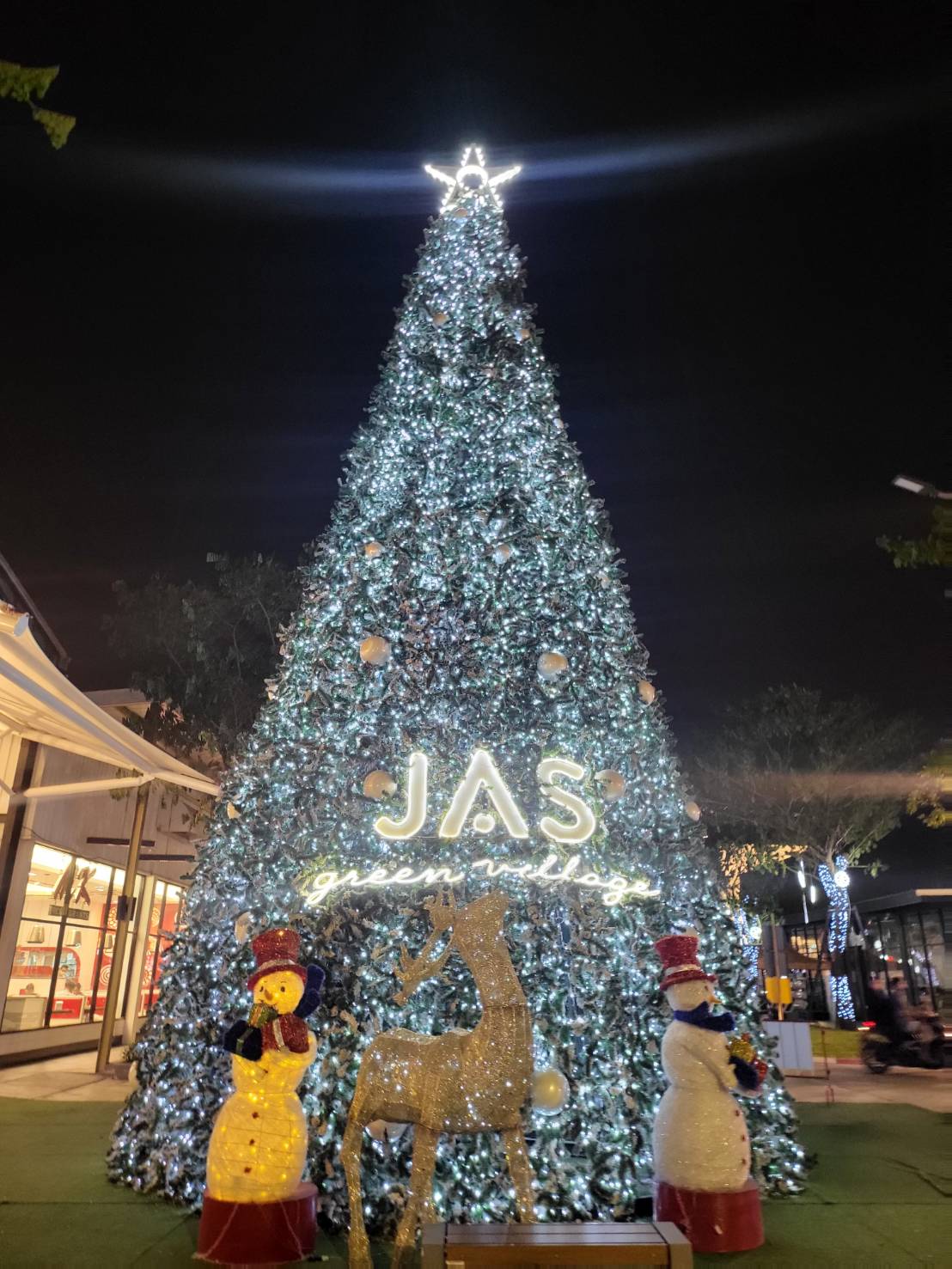 ต้นคริสต์มาสปลอมหิมะ ที่ใหญ่ ที่สุดในประเทสไทย ขนาดความสูง เลยตึก สวยๆ สินค้าตกแต่ง จากjohnny bangkok