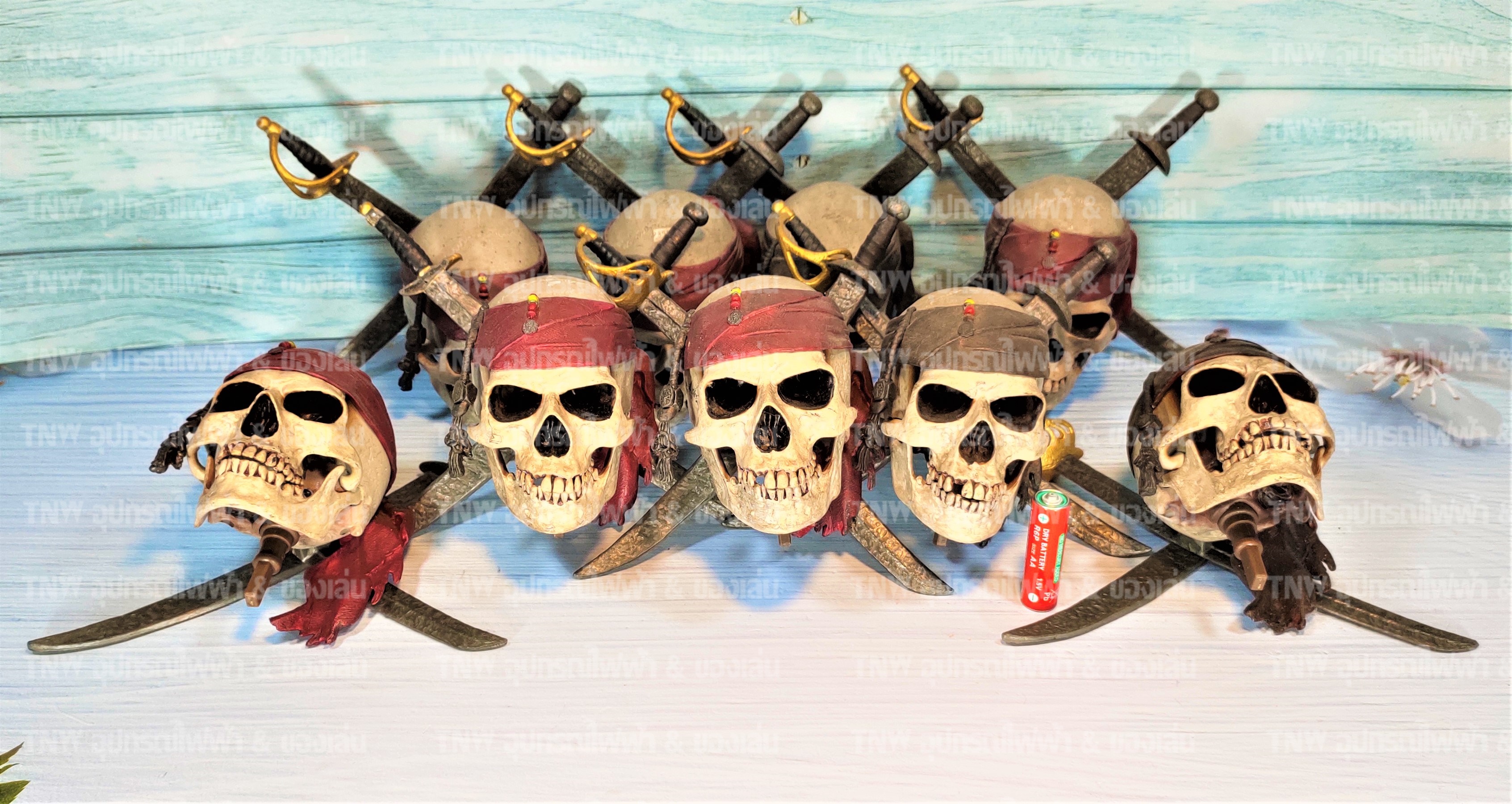 หัวกะโหลก pirates of the caribbean มี 2 สี แดง และ ดำ