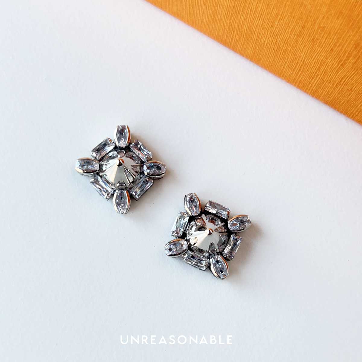 ต่างหู Metallic Stud Earrings ต่างหูคลิป ต่างหูก้านเงินแท้ UA0982-01 Unreasonable Accessories