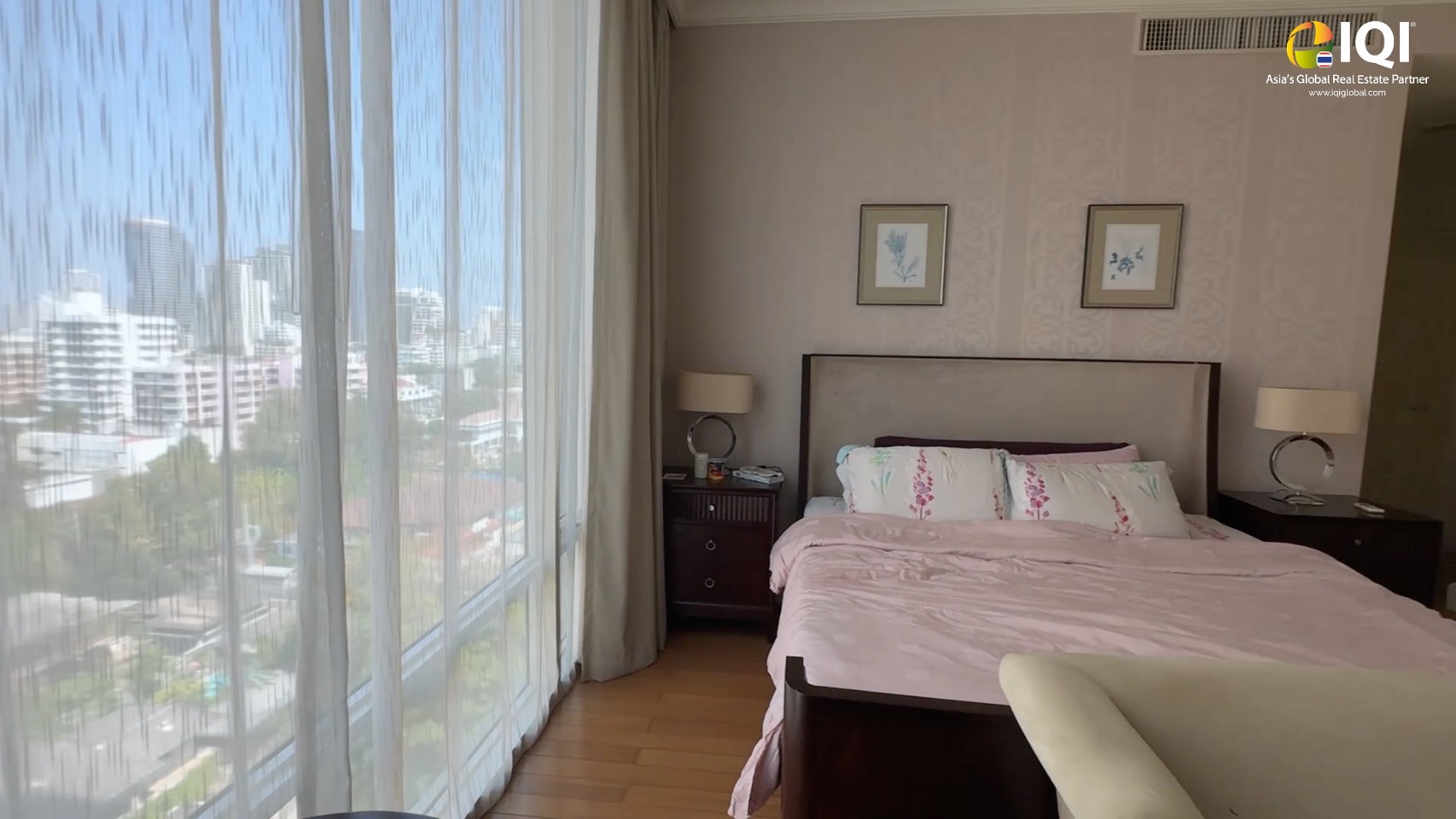 ขายด่วน! Condo Royce Private Residences คอนโดหรูใจกลางสุขุมวิท ใกล้ BTS และ MRT อโศก เพียง 950 เมตร Royce Private Residences สุขุมวิท 31 พื้นที่กว้างขวาง 176 ตร.ม. เทียบเท่าบ้านเดี่ยว บนทำเลกลาางเมือง เหมาะสำหรับครอบครัวที่ต้องการพื้นที่ใช้สอยกว้างขวาง 3