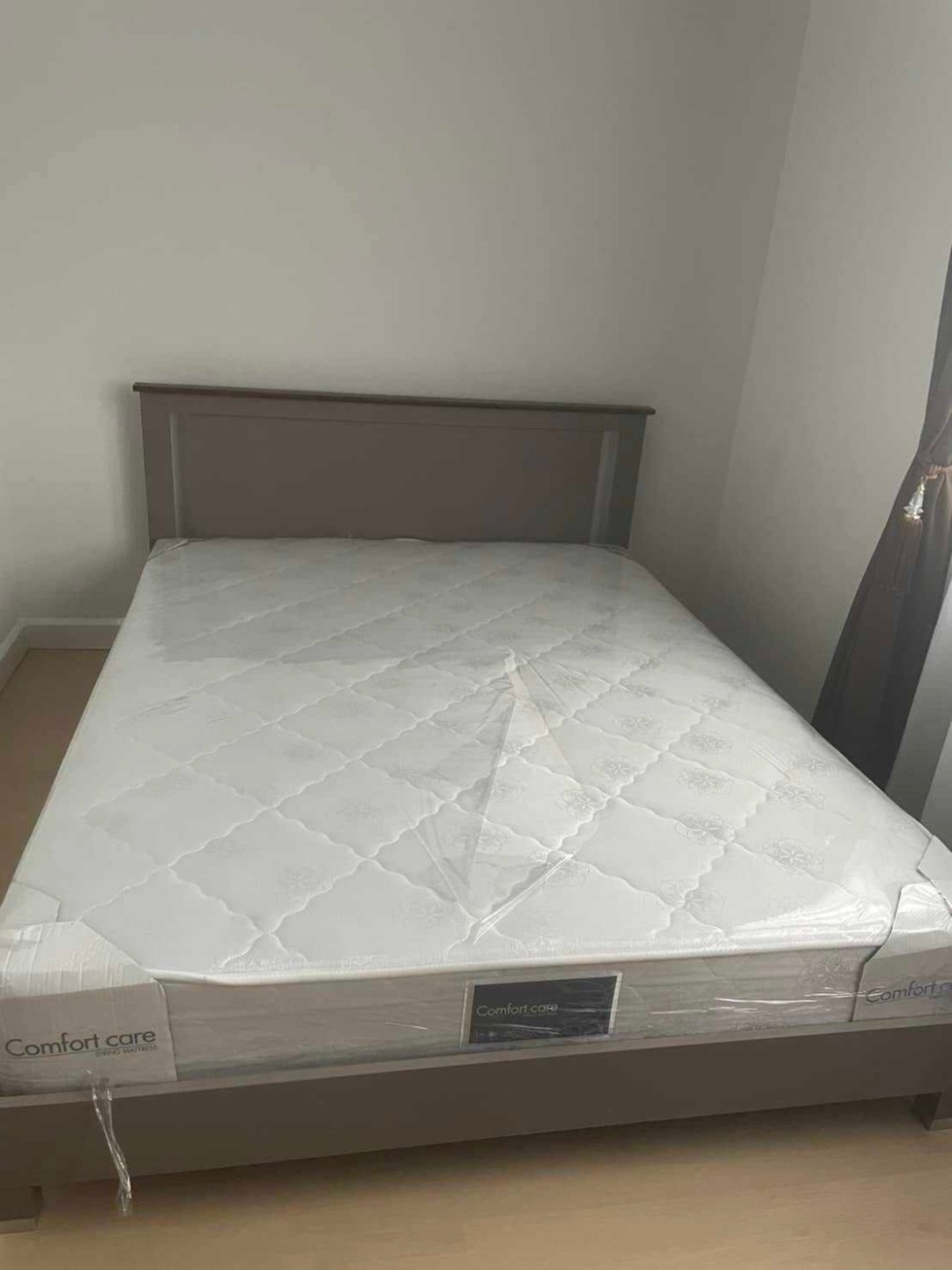 ให้เช่า ทาวน์โฮม 2 ชั้น 2 ห้องนอน สิริ เพลส เมกาบางนา ชั้นบนพร้อมห้องน้ำในตัวทั้ง 2 ห้อง 1 ห้องอเนกประสงค์ชั้นล่าง ตกแต่งเป็นห้องทำงาน และห้องน้ำ 1 ห้องชั้นล่าง ต่อเติมห้องครัว 1 ห้องด้านหลัง ที่จอดรถยนต์ 1-2 คัน พื้นที่บ้าน 16 ตารางวา 100 ตารางเมตร