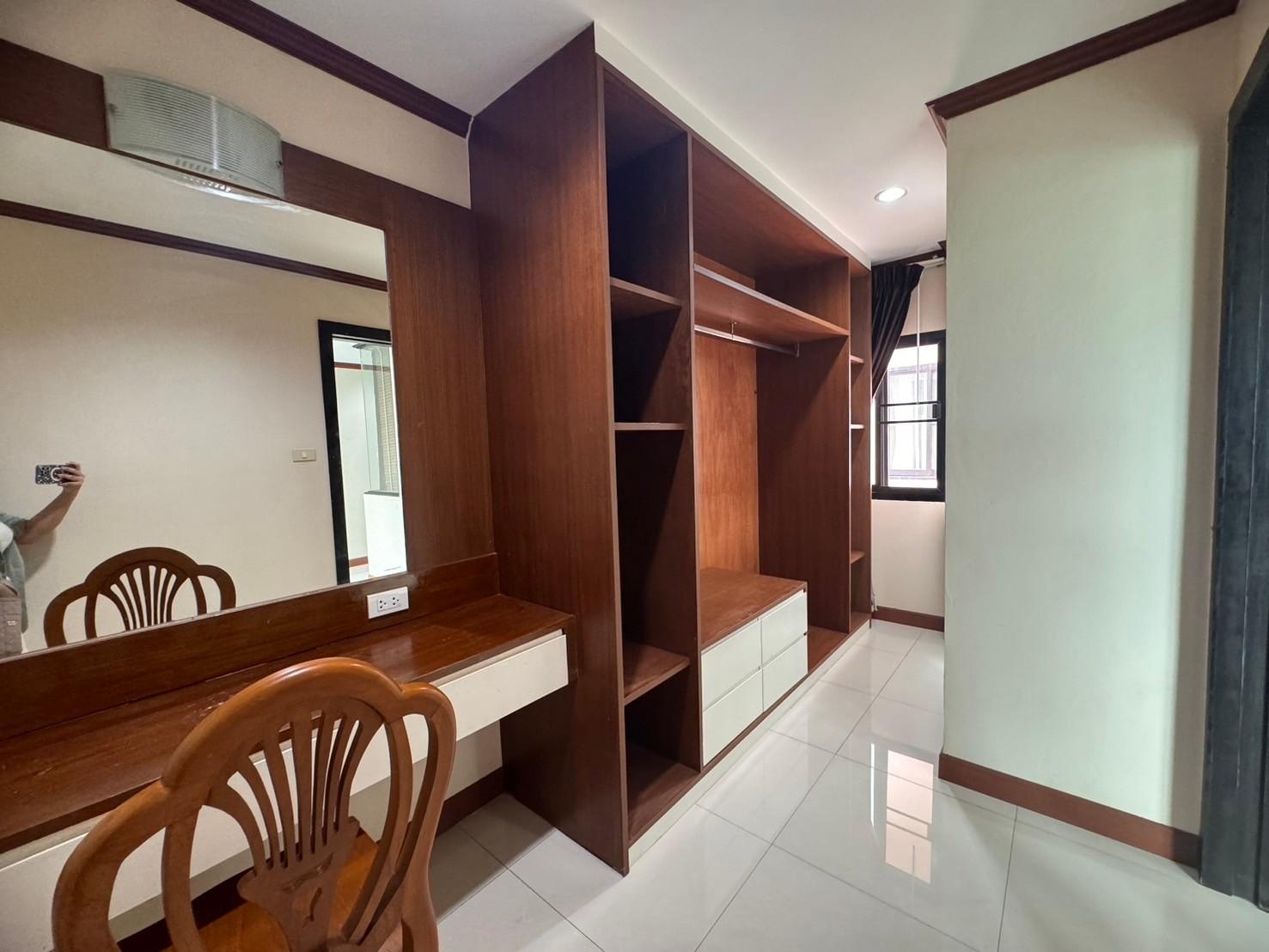 ให้เช่าอาคารพาณิชย์ 5 ชั้น ซอยเอกมัย 12 พร้อมลิฟท์ ใกล้บิ๊กซี เอกมัย (N.1396)