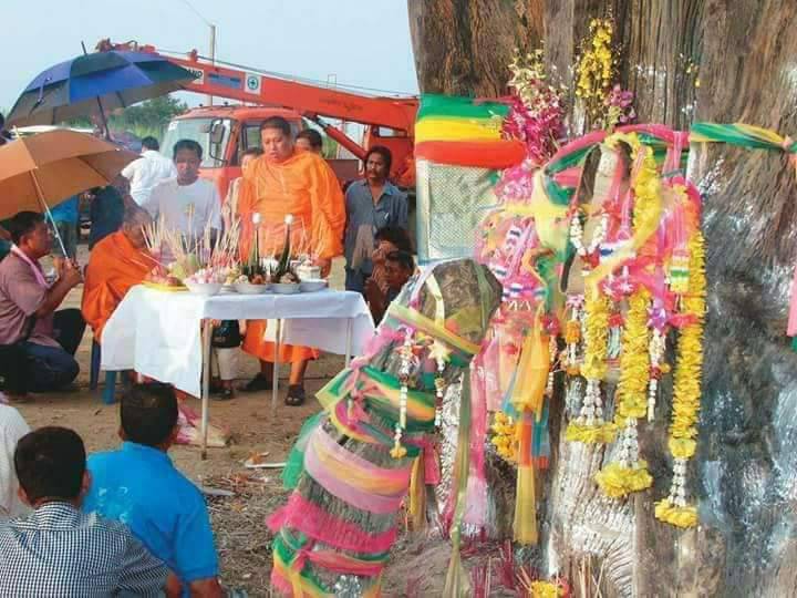 ท้าวเวสสุวรรณ เนื้อผงตะเคียน รุ่นแรก หลวงพ่อพูล วัดไผ่ล้อม ปี 2547