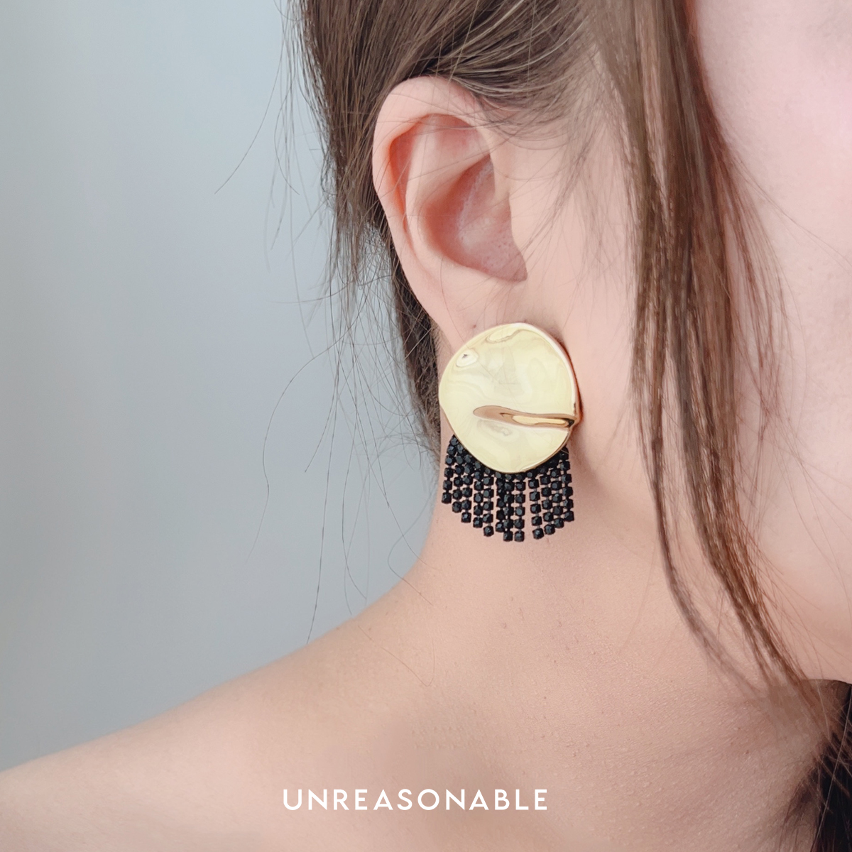 ต่างหูสีทอง Black Crystal ต่างหูคลิป ก้านเงินแท้ น้ำหนักเบา UA1002-01 Unreasonable Accessories