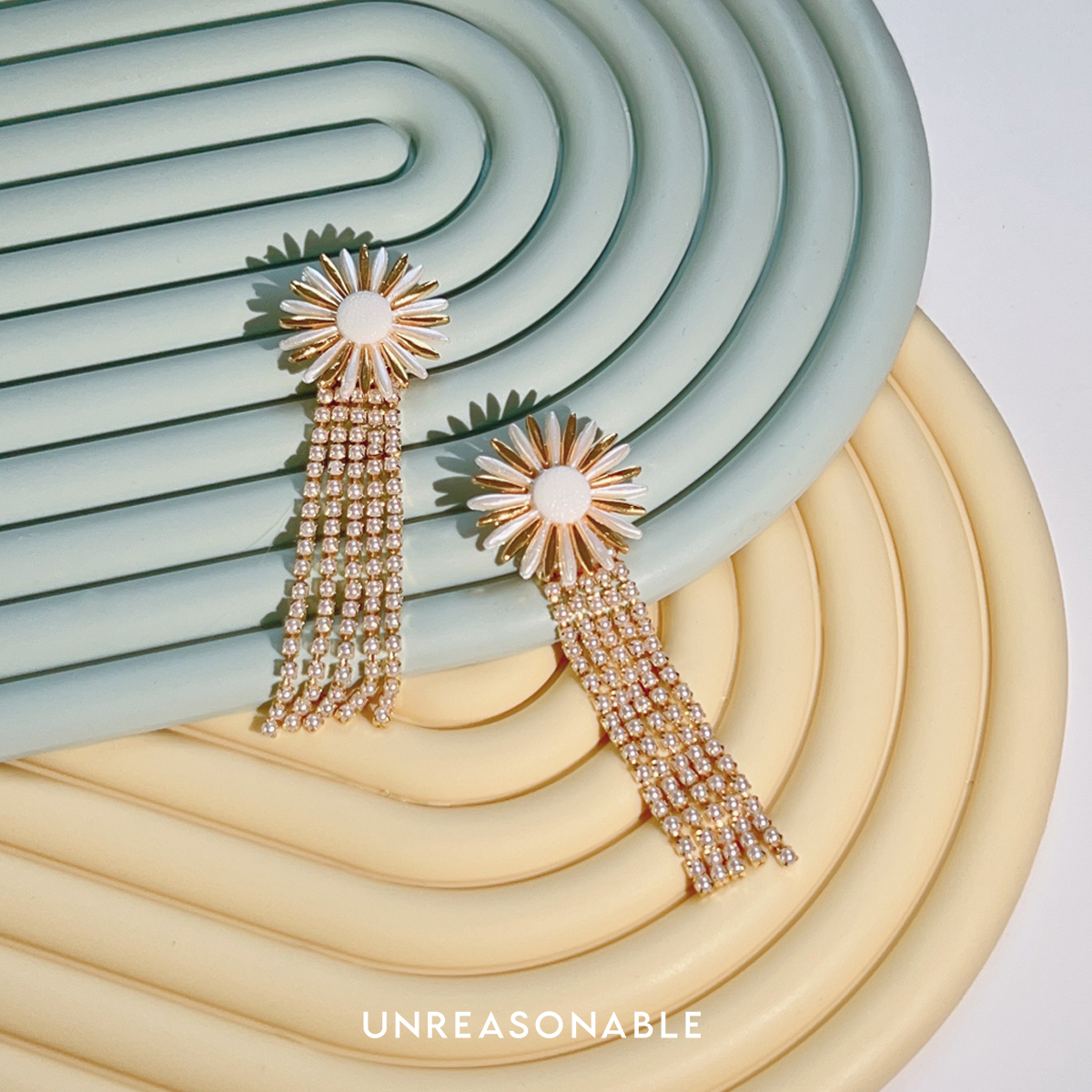 ต่างหูดอกไม้แต่งด้วย Pearl Chain ต่างหูคลิป ต่างหูก้านเงินแท้ UA0971-01 Unreasonable Accessories