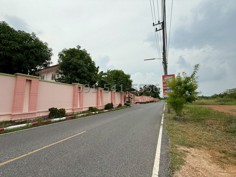 ขายที่ดิน 3 แปลงติดกัน 16 ไร่ ริมถนน ใกล้วัดหลวงพ่อโสธร ตรงข้ามหมู่บ้านมารวย ฉะเชิงเทรา การเดินทางสะดวกใกล้แหล่งชุมชน