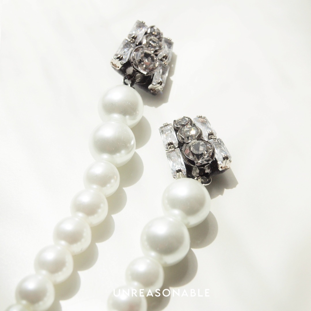 ต่างหูมุกยาว สีขาวมุก ต่างหูคลิป ต่างหูก้านเงินแท้ น้ำหนักเบา สวยใส่สบาย UA0921-01 Unreasonable Accessories