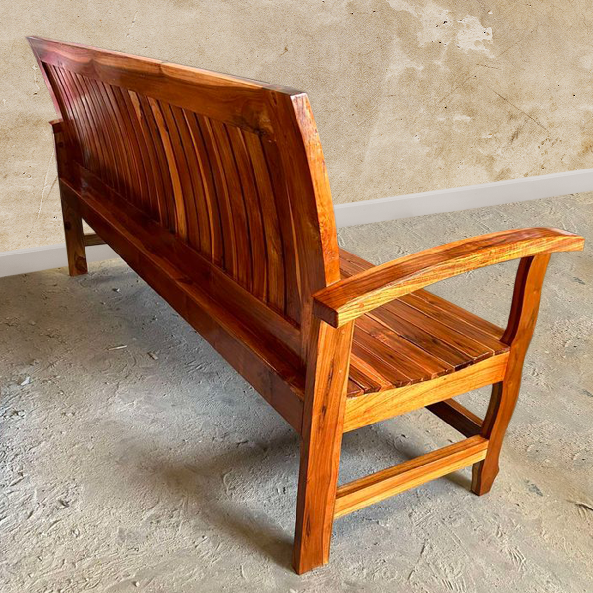 โซฟาไม้สักแท้ 100% ทนทาน แข็งแรง รองรับ 4 ที่นั่ง เหมาะสำหรับใช้ทั้งในบ้านและกลางแจ้ง