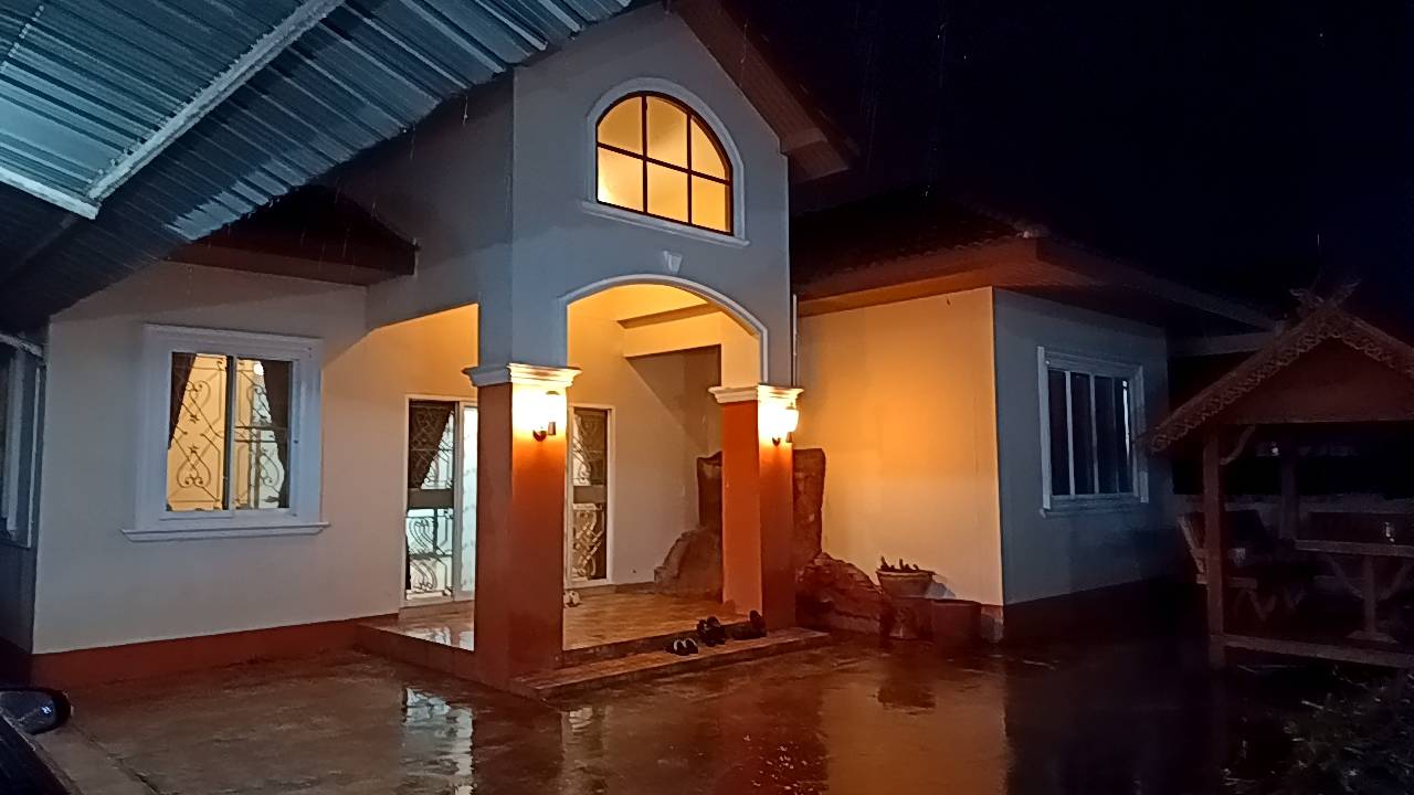 ขายบ้านเดี่ยว พฤกษาแลนด์ หนองชาก บ้านบึง ชลบุรี ราคาดีที่สุดในย่านนี้! เพียง 2.99 ล้านบาท บนพื้นที่กว้างขวางถึง 93.4 ตร.ว. ขนาด 2 ห้องนอน 2 ห้องน้ำ พร้อมห้องครัว ห้องทานข้าว และห้องรับแขก แถมเฟอร์นิเจอร์และแอร์ 2 เครื่อง จอดรถสบายๆ ได้ถึง 7 คัน! (ในบ้าน 4