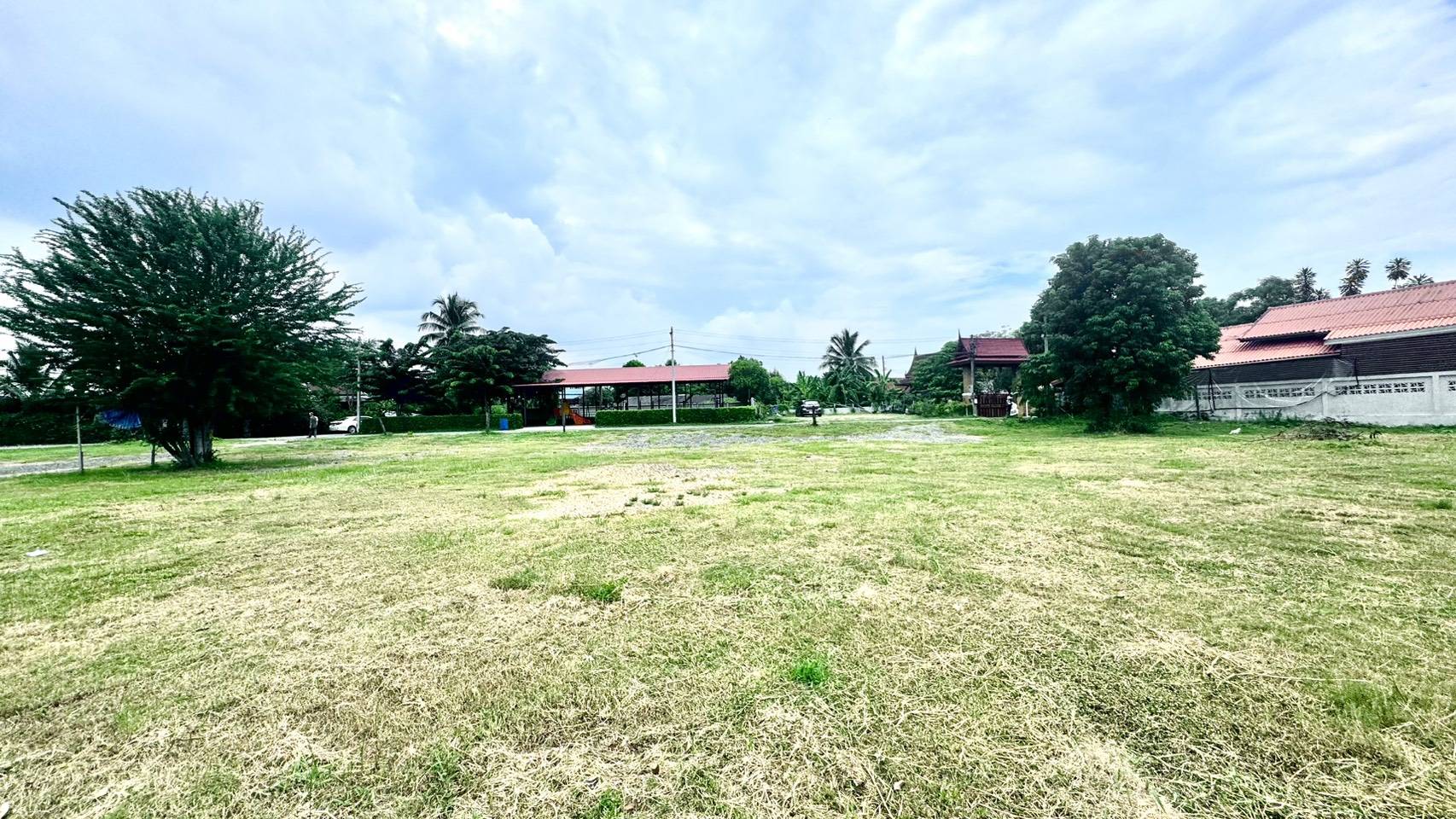 ขายที่ดิน ราชบุรี แปลงใหญ่ สำหรับสร้างหมู่บ้าน พื้นที่รวมประมาณ 4 ไร่ 3 งาน 39 ตารางวา ทำเลศักยภาพสูง 🚗 จุดเด่นของที่ดิน ✅ ติดถนน 3 ด้าน เข้า-ออกได้หลายทาง ✅ ติดคลองชลประทาน บรรยากาศร่มรื่น ลมดีตลอดปี ✅ รายล้อมด้วย ชุมชน โรงเ