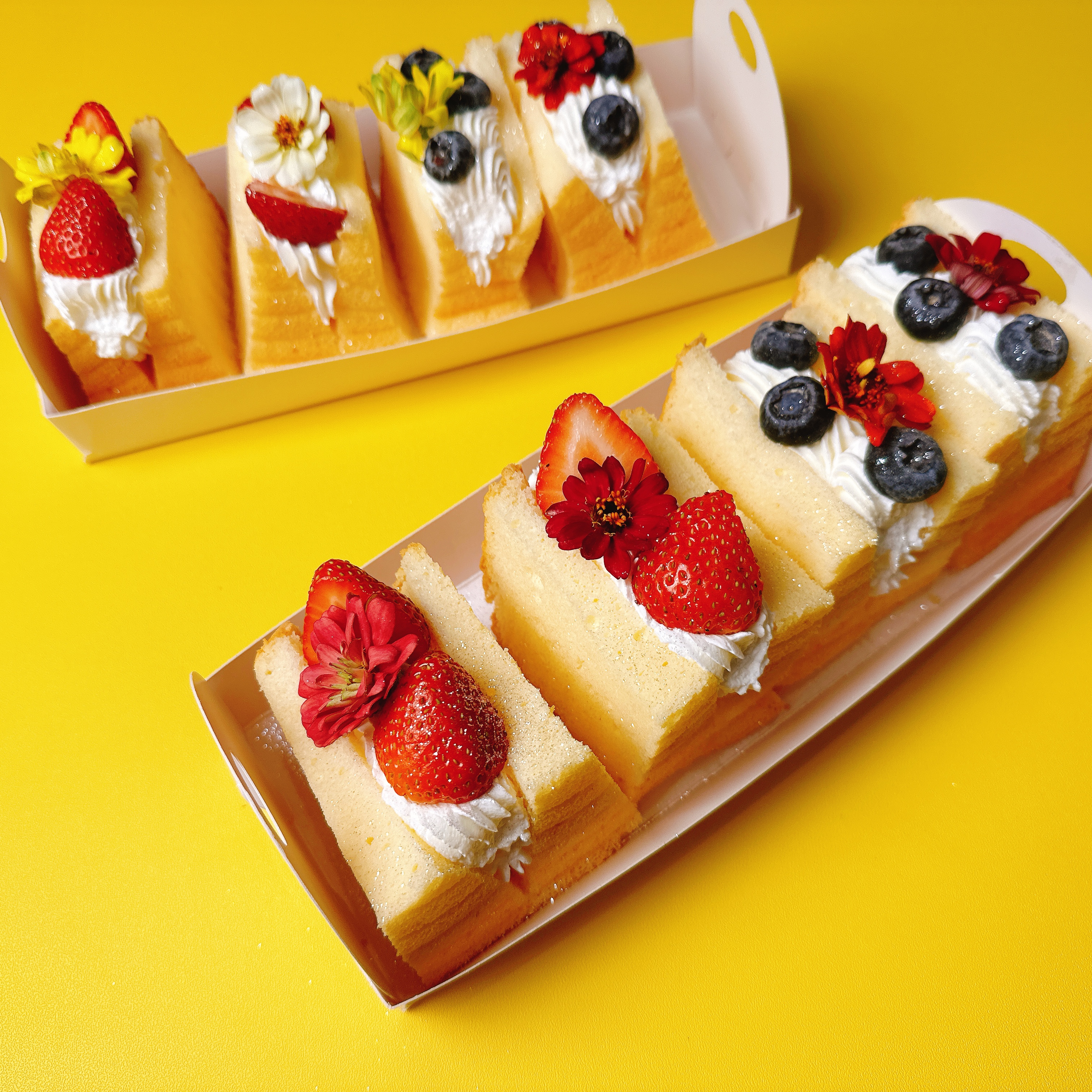 ชิฟฟ่อนญี่ปุ่นสอดไส้วิปครีมและผลไม้สด ดอกไม้ทานได้ เนื้อนุ่มหอมอร่อยมากๆ