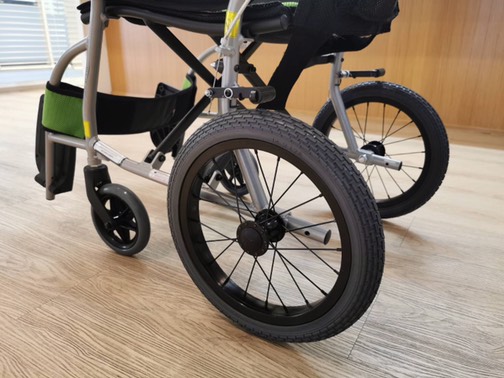 รถเข็นวีลแชร์น้ำหนักเบา อลูมินัมอัลลอยด์คาร์ม่า รุ่น Ergo Lite (WheelChair KARMA Ergo Lite) น้ำหนักเบาเพียง 8.5 กก. เบากว่าทุกรุ่นของคาร์ม่า พับได้ เหมาะสำหรับเดินทาง (รุ่นยอดนิยม)