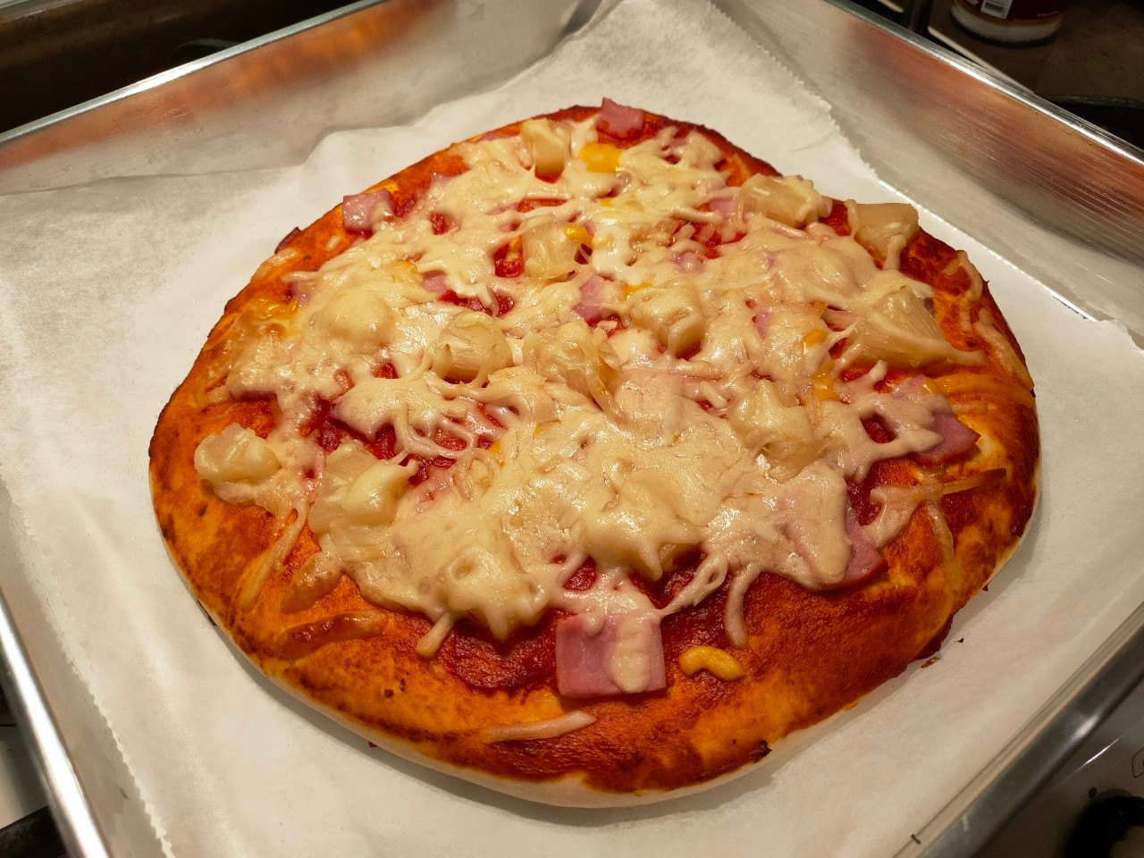 พิซซ่าฮาวายเอี้ยน แป้งหนานุ่ม ทอปปิ้งด้วยแฮม สัปปะรด มอซซาเรลร่าชีส และซอสพิซซ่าสูตรพิเศษ เข้มข้น หอมอร่อย (ขนาด12นิ้ว)