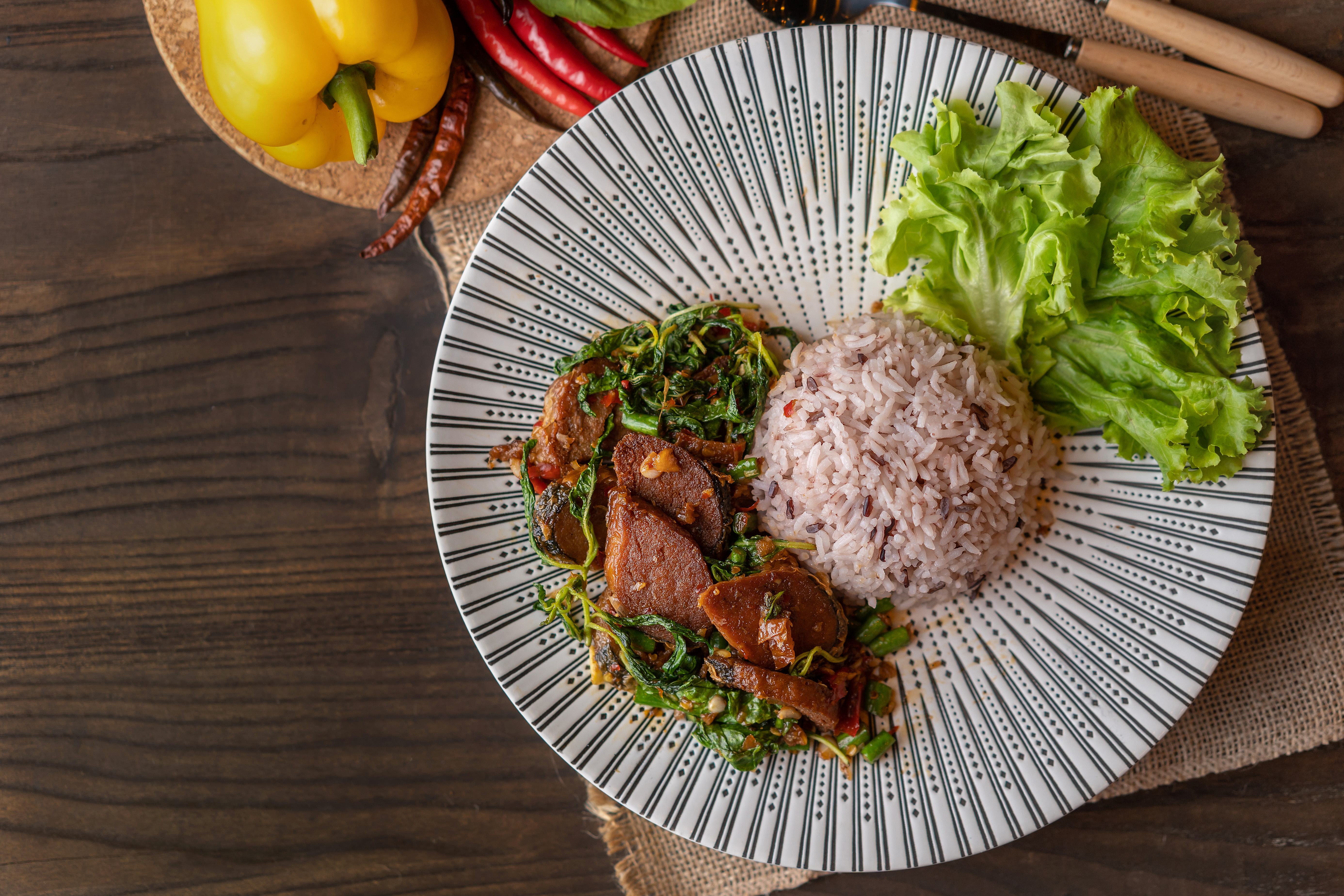 ข้าวราดผัดกะเพราปลาเจ Rice with stir fried vegan fishless with basil