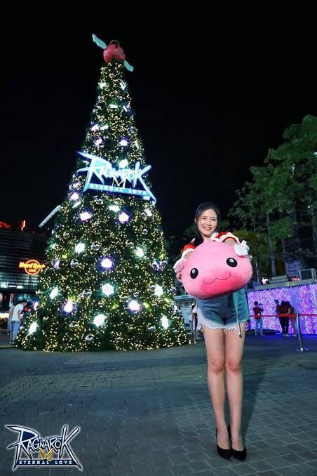 ต้นคริสต์มาสขนาดใหญ่ โครงสร้างเหล็กสมบูรณ์ รูปทรงกรวยควํ่า ตกแต่งไฟประดับคริสต์มาสหลากสีสันพร้อมทีมช่างติดตั้งตกแต่ง ครบวงจร