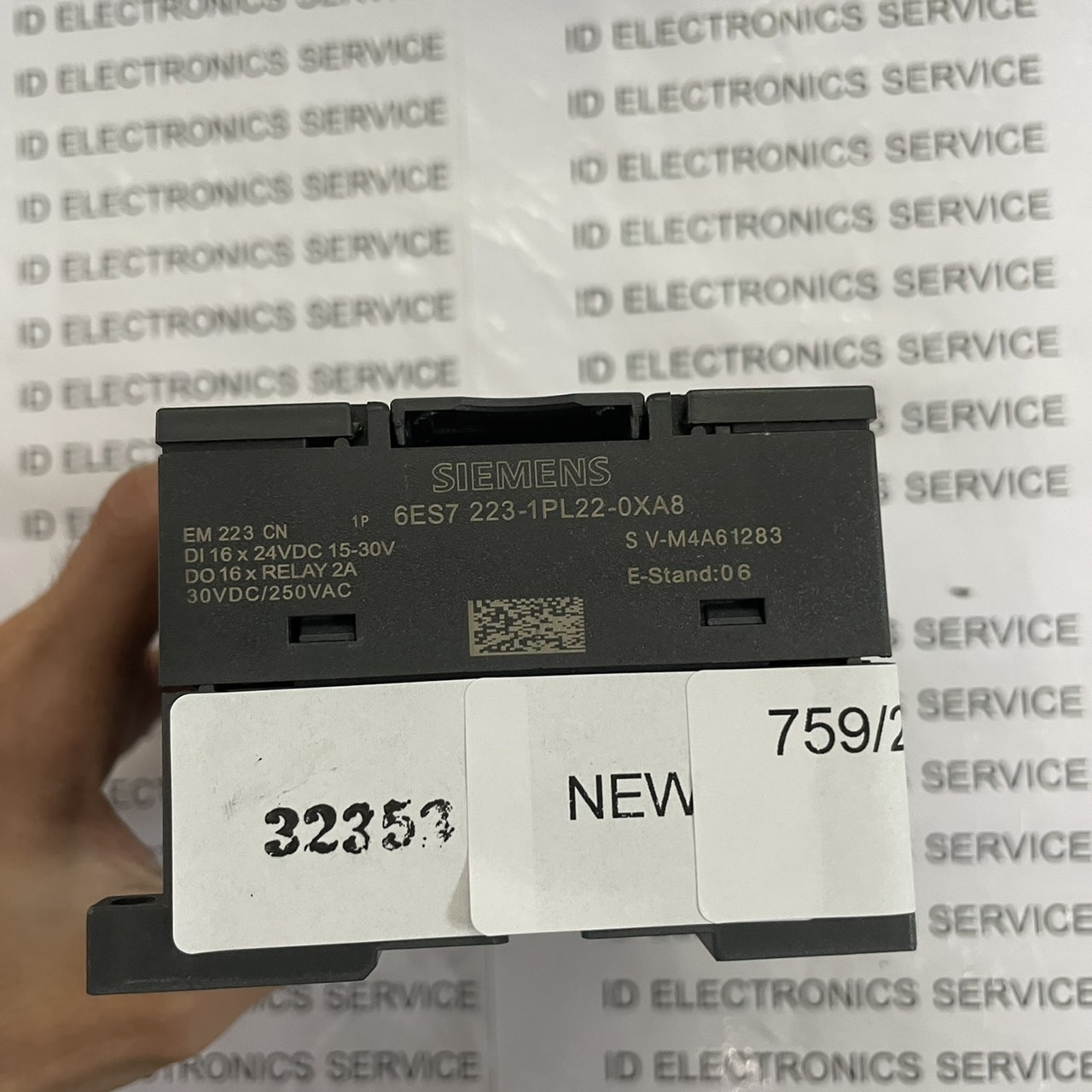 PLC " SIEMENS " MODEL : 6ES7 223-1PL22-0XA8