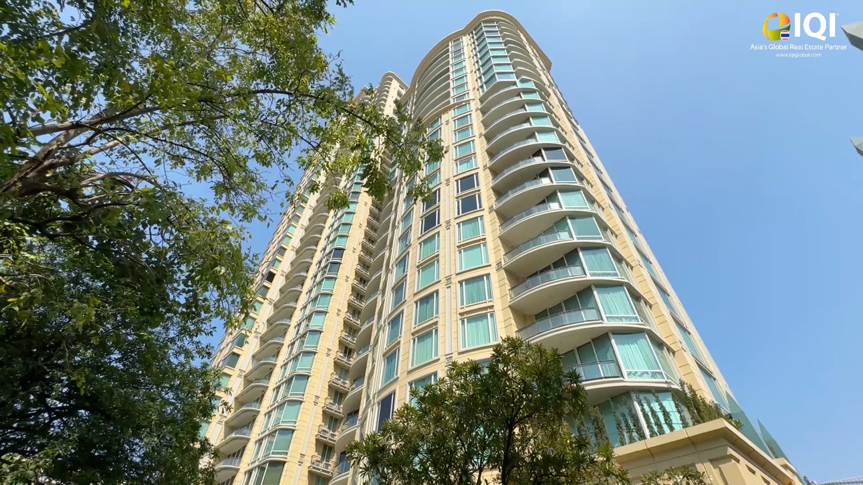 ขายด่วน! Condo Royce Private Residences คอนโดหรูใจกลางสุขุมวิท ใกล้ BTS และ MRT อโศก เพียง 950 เมตร Royce Private Residences สุขุมวิท 31 พื้นที่กว้างขวาง 176 ตร.ม. เทียบเท่าบ้านเดี่ยว บนทำเลกลาางเมือง เหมาะสำหรับครอบครัวที่ต้องการพื้นที่ใช้สอยกว้างขวาง 3