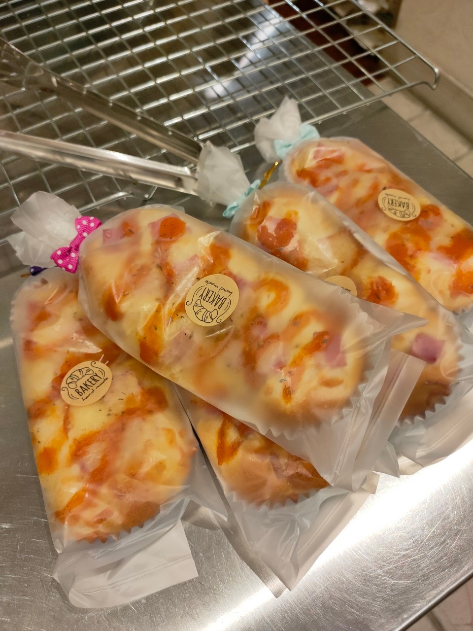 ขนมปังเกลียวพิซซ่า ทอปปิ้งด้วยไส้กรอก แฮม และชีส ราดด้วยซอสพิซซ่าสูตรพิเศษ เข้มข้น หอมอร่อย