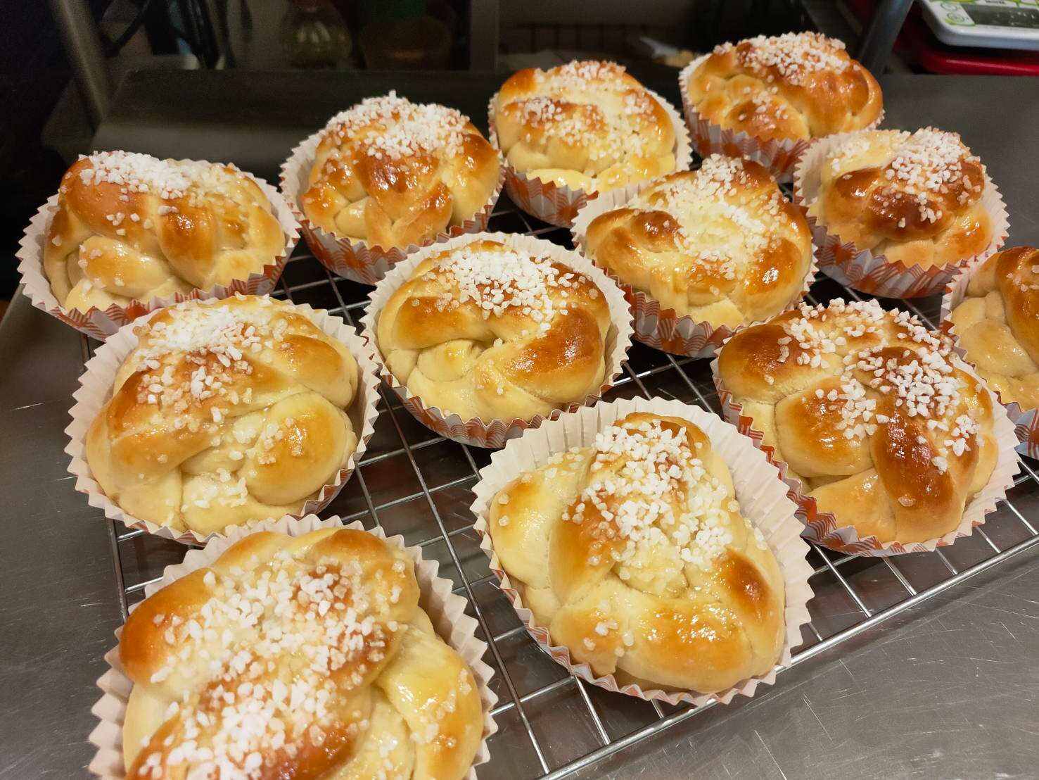 ขนมปังบริยอชออริจินัล ตกแต่งด้วยชูก้านิป / ซอสชอคโกแลต หรือ อัลมอนด์และไวท์ชอคโกแลต