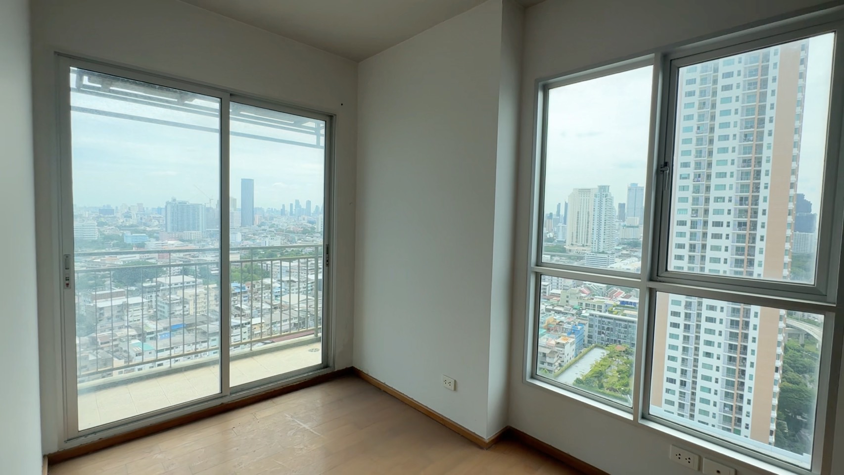 ขาย Hive Sathorn (ไฮฬ์ สาทร คอนโด) ชั้น 23 ขนาดห้อง 70 ตร.ม. บนทำเลติด BTS สถานีกรุงธนบุรี ซึ่งปัจจุบันเป็นจุดเปลี่ยนรถไฟฟ้าสายสีทอง