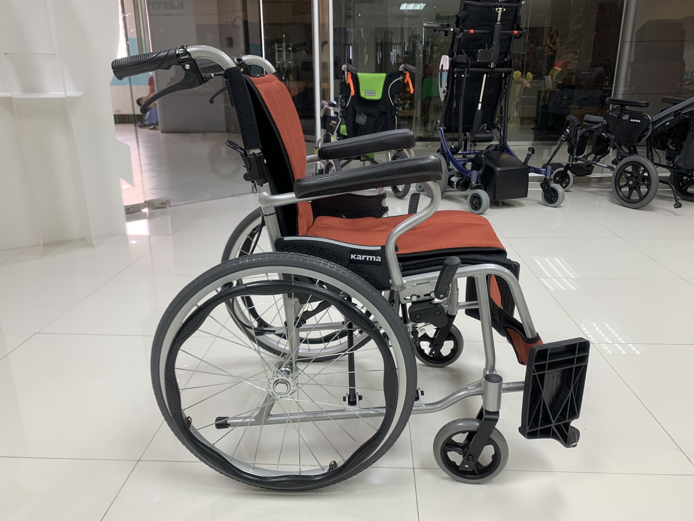 รถเข็นวีลแชร์น้ำหนักเบา อลูมินัมอัลลอยด์คาร์ม่า รุ่น S-Ergo 205 F20 (WheelChair Karma S-Ergo 205 F20) พกพาสะดวก กะทัดรัด พับได้ ล้อหลังใหญ่