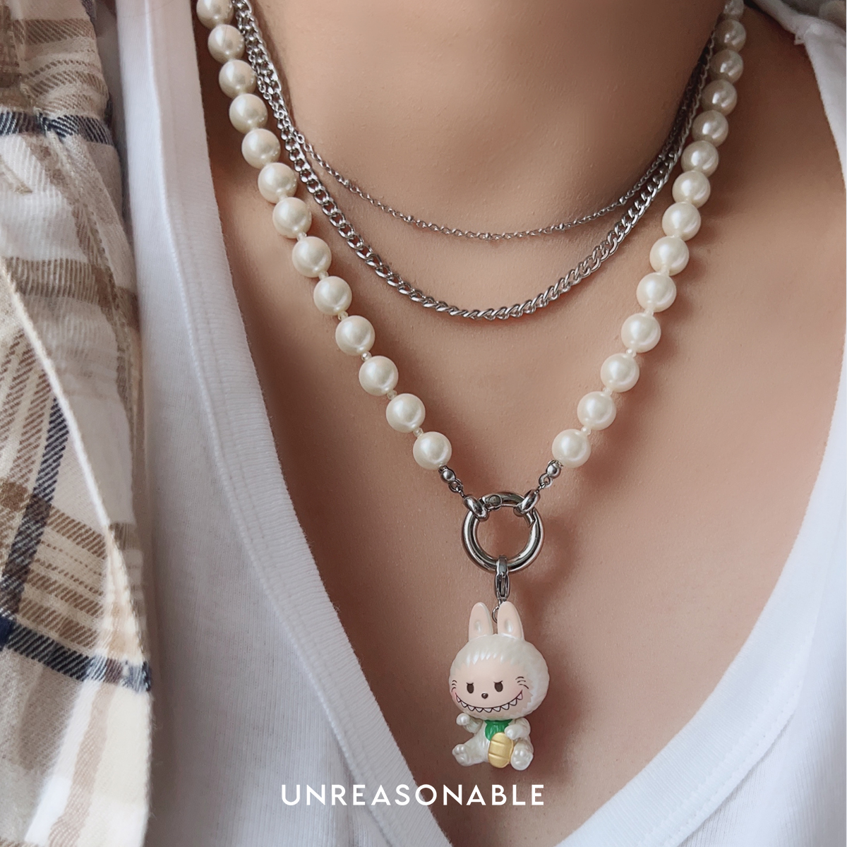 สร้อยคอมุกแก้ว 8 mm. สลับหินสีเหลืองอ่อน POP BEAN พร้อม จี้ Labubu UA1005-12 Unreasonable Accessories