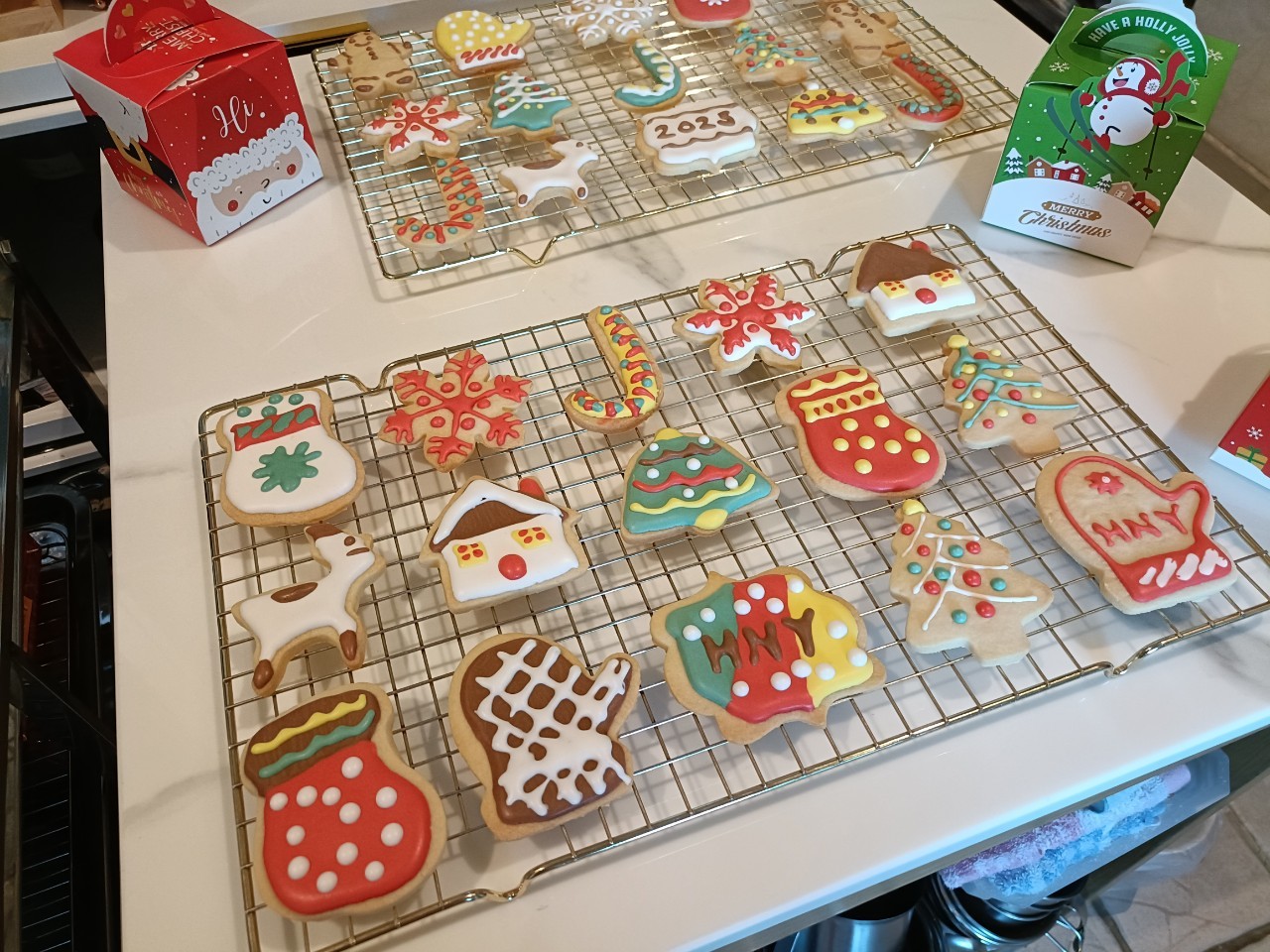 รอยัลไอซซิ่งคุกกี้ คุกกี้เนยสดตกแต่งธีมคริสมาสต์น่ารักมากๆ คุกกี้หอมกรอบอร่อย จัดเซ็ทกล่องละ6ชิ้น/10ชิ้น