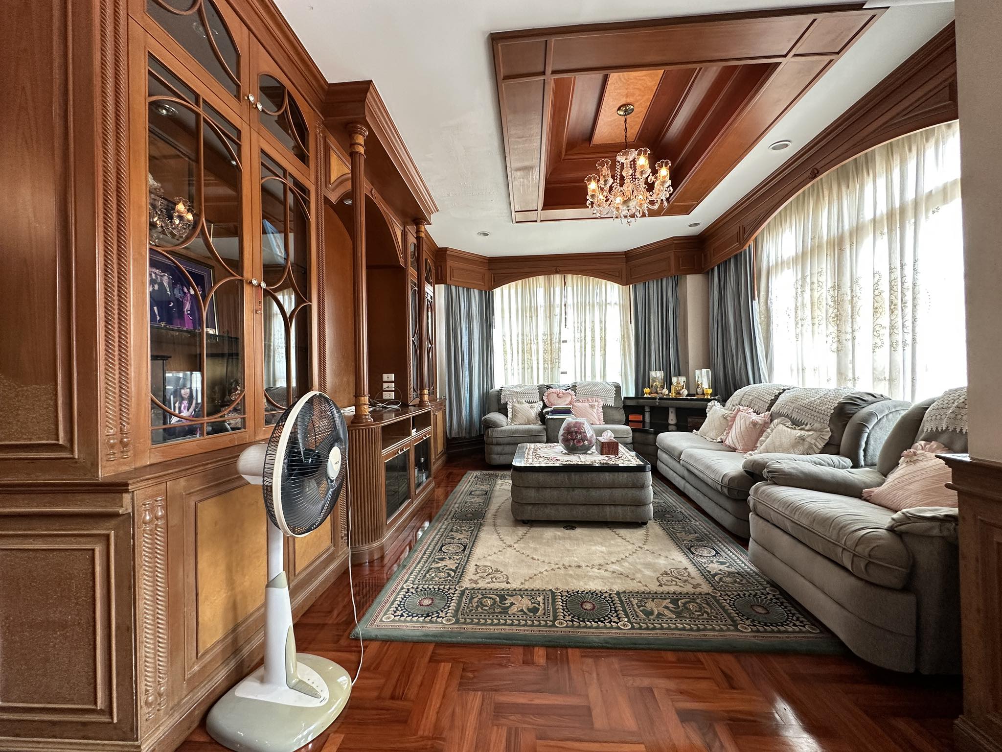 บ้านเดี่ยว ลดาวัลย์ ลากูน รังสิต ปทุมธาณี : Baan Ladawan Lakoon Rangsit คฤหาสน์เศรษฐี รอบล้อมด้วยเลคลากูน บ้านสวยพร้อมอยู่ บิวอินด้วยงานไม้สักทั้งหลัง พื้นที่ใช้สอยกว้างขวาง ตัวบ้านหันหน้าไปทางทิศใต้ ถนนกว้าง หลังบ้านวิวธรรมชาติร่มรื่นเงียบสงบ มีความเป็นส