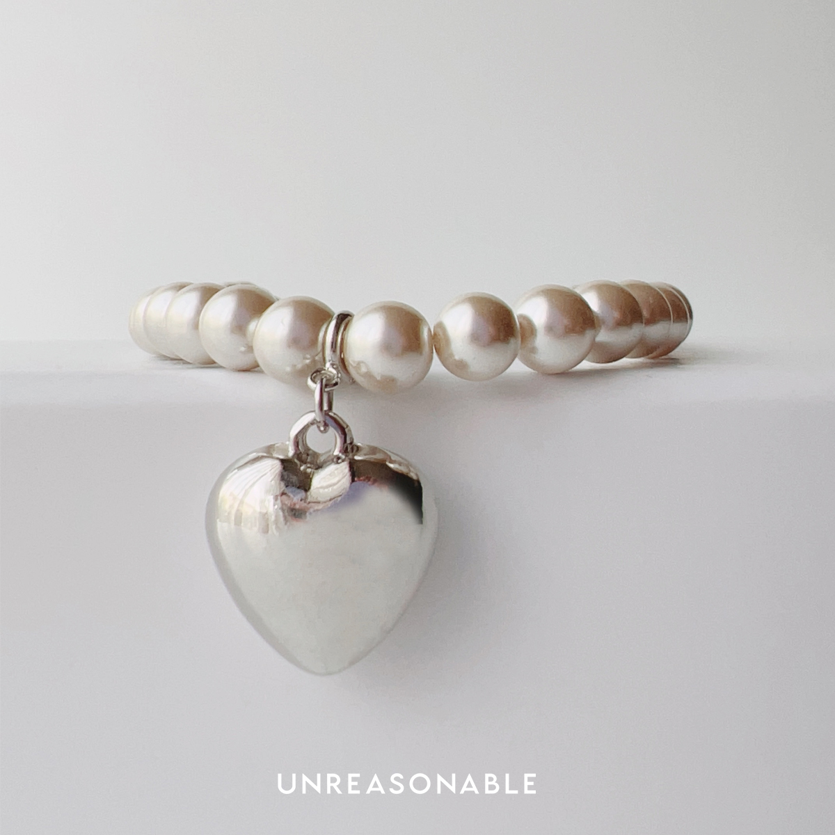 สร้อยคอมุกแก้วสีนูด 6 mm. จี้หัวใจสีเงิน UA1008-01 Unreasonable Accessories