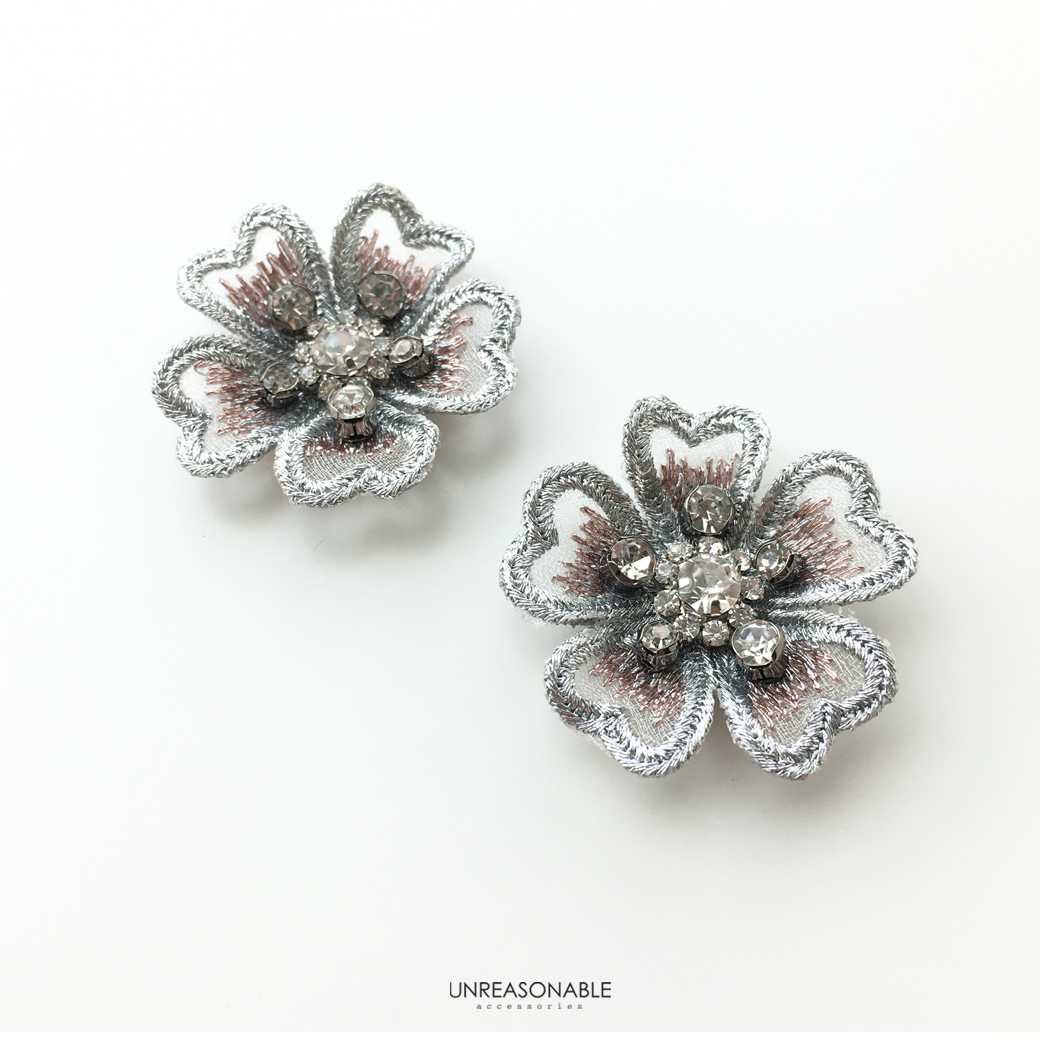 ต่างหูดอกไม้ สีเทา ต่างหูคลิป ต่างหูก้านเงินแท้ น้ำหนักเบา สวยใส่สบาย UA0653-04 Unreasonable Accessories