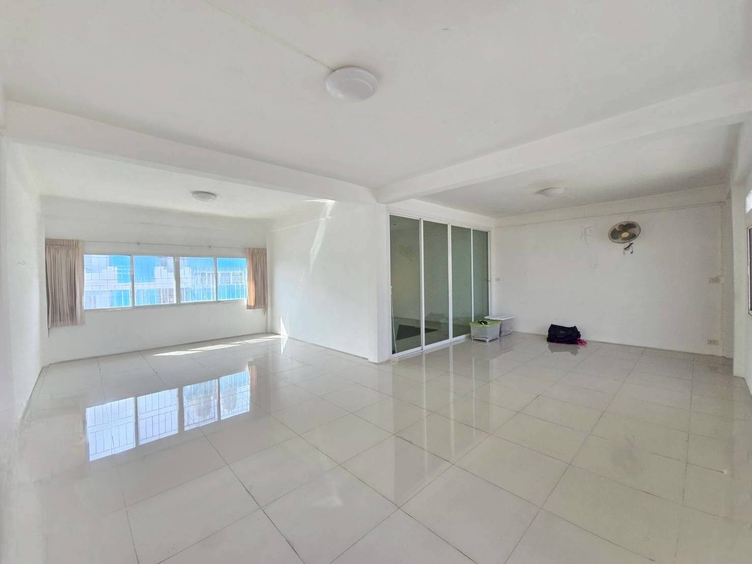 ให้เช่าอาคารพาณิชย์ 2คูหา ทำเลสวยเข้าออกหลายทาง เอกมัย สุขุมวิท71 เหมาะทำโฮสเทล (N.1912)