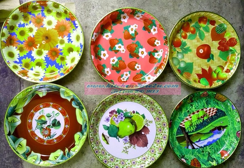 P08281 ถาดกลมพิมพ์ลาย (32.5*32.5*.5 cm) (ราคาขายส่งต่อ 1 โหล: 12 ชุด) ขายส่ง 15 ขายส่งทุกอย่าง 20 บาท)