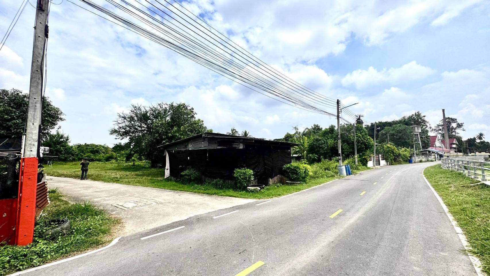 ขายที่ดิน ราชบุรี แปลงใหญ่ สำหรับสร้างหมู่บ้าน พื้นที่รวมประมาณ 4 ไร่ 3 งาน 39 ตารางวา ทำเลศักยภาพสูง 🚗 จุดเด่นของที่ดิน ✅ ติดถนน 3 ด้าน เข้า-ออกได้หลายทาง ✅ ติดคลองชลประทาน บรรยากาศร่มรื่น ลมดีตลอดปี ✅ รายล้อมด้วย ชุมชน โรงเ