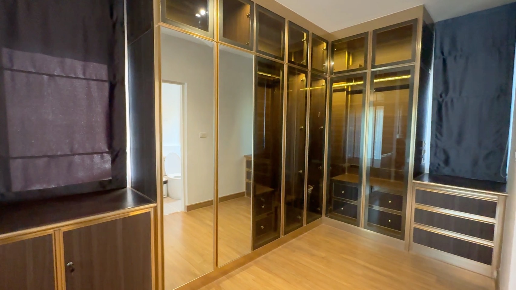 ขาย บ้านเดี่ยว 2 ชั้น พื้นที่ 55.8 ตร.ว. Centro bangna Wongwaen (หมู่บ้านเซนโทร บางนา-วงแหวน) ทำเลศักยภาพ: ตั้งอยู่ในซอยเฉลิมพระเกียรติ 30 เชื่อมต่อถนนศรีนครินทร์ บางนา และวงแหวนกาญจนาฯ ใกล้ทางด่วนบูรพาวิถี สะดวกในการเดินทางทั้งเข้าเมืองและออกนอกเมือง