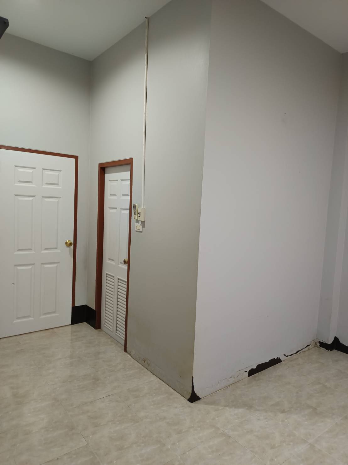 ขายบ้านเดี่ยว พฤกษาแลนด์ หนองชาก บ้านบึง ชลบุรี ราคาดีที่สุดในย่านนี้! เพียง 2.99 ล้านบาท บนพื้นที่กว้างขวางถึง 93.4 ตร.ว. ขนาด 2 ห้องนอน 2 ห้องน้ำ พร้อมห้องครัว ห้องทานข้าว และห้องรับแขก แถมเฟอร์นิเจอร์และแอร์ 2 เครื่อง จอดรถสบายๆ ได้ถึง 7 คัน! (ในบ้าน 4