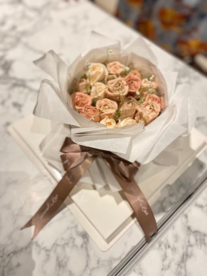 เค้กวันเกิด เค้กช่อดอกไม้ โทนสีชมพู/ม่วงพาสเทล เหมาะแก่การให้เป็นของขวัญในโอกาสพิเศษ ขนาด1.5ปอนด์