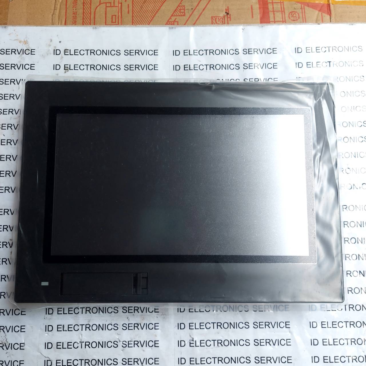 LCD TOUCH SCREEN " KEYENCE " MODEL : VT5-W10