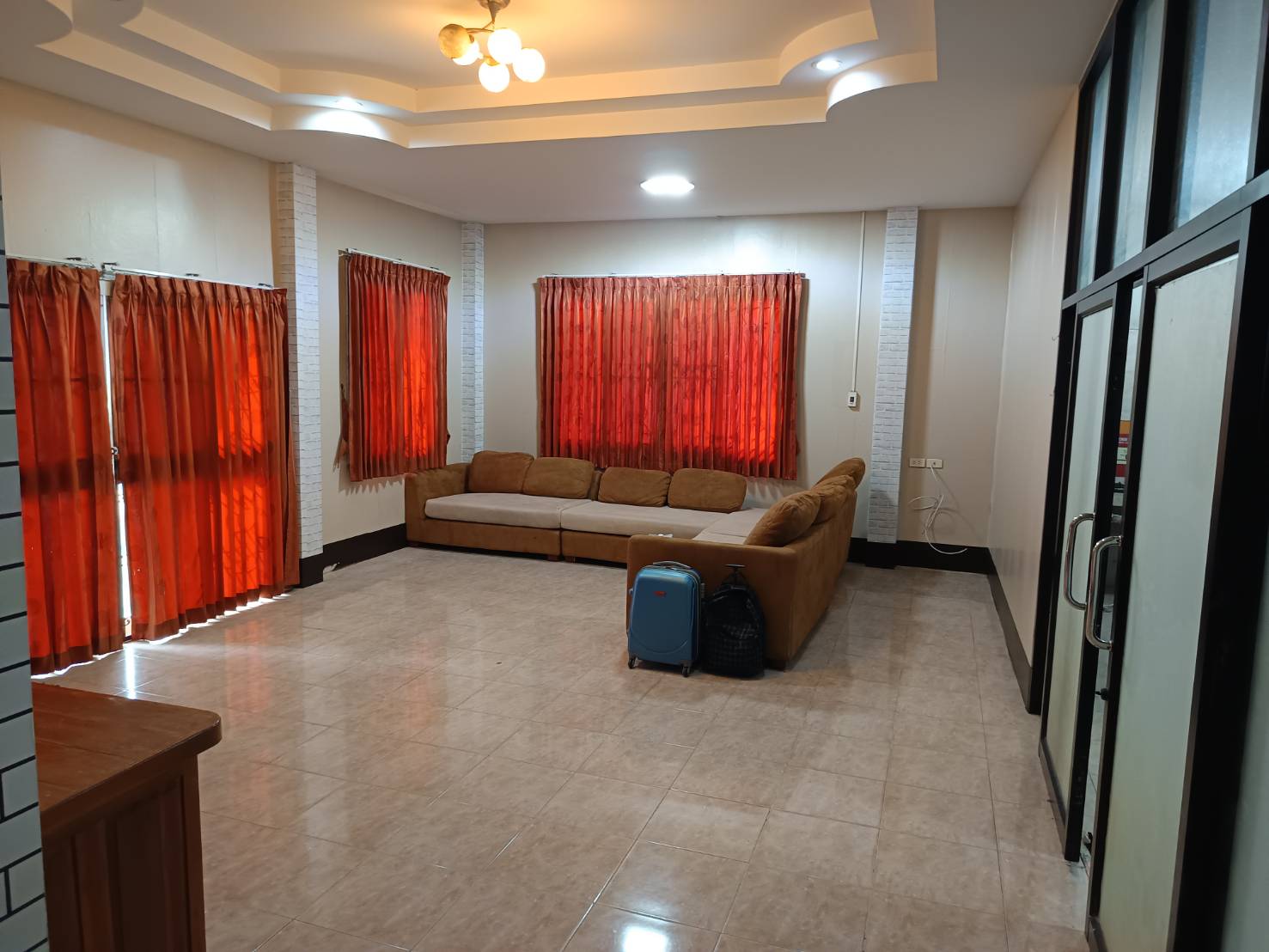 ขายบ้านเดี่ยว พฤกษาแลนด์ หนองชาก บ้านบึง ชลบุรี ราคาดีที่สุดในย่านนี้! เพียง 2.99 ล้านบาท บนพื้นที่กว้างขวางถึง 93.4 ตร.ว. ขนาด 2 ห้องนอน 2 ห้องน้ำ พร้อมห้องครัว ห้องทานข้าว และห้องรับแขก แถมเฟอร์นิเจอร์และแอร์ 2 เครื่อง จอดรถสบายๆ ได้ถึง 7 คัน! (ในบ้าน 4