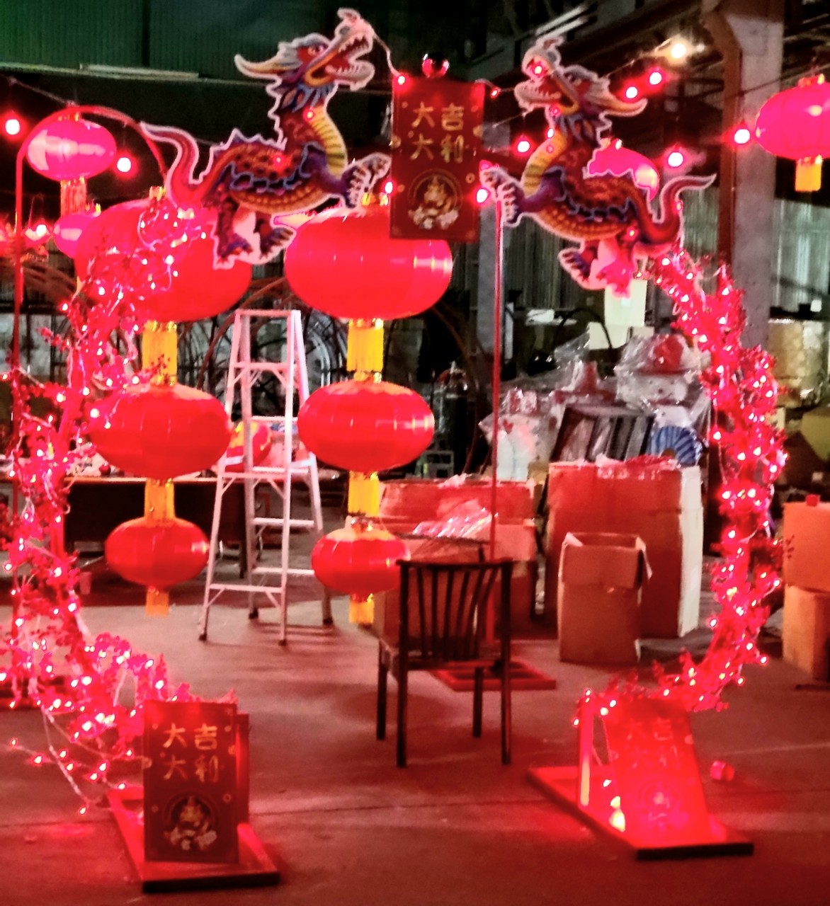 รับติดตั้ง ประดับซุ้มถ่ายภาพธีมตรุษจีน ทางร้านมีบริการซุ้มตรุษจีนหลากหลายรูปแบบให้เลือก ซุ้มดอกเหมย ซุ้มโคมแดง อุโมงค์ไฟสีแดงทองธีมเทศกาลตรุษจีน