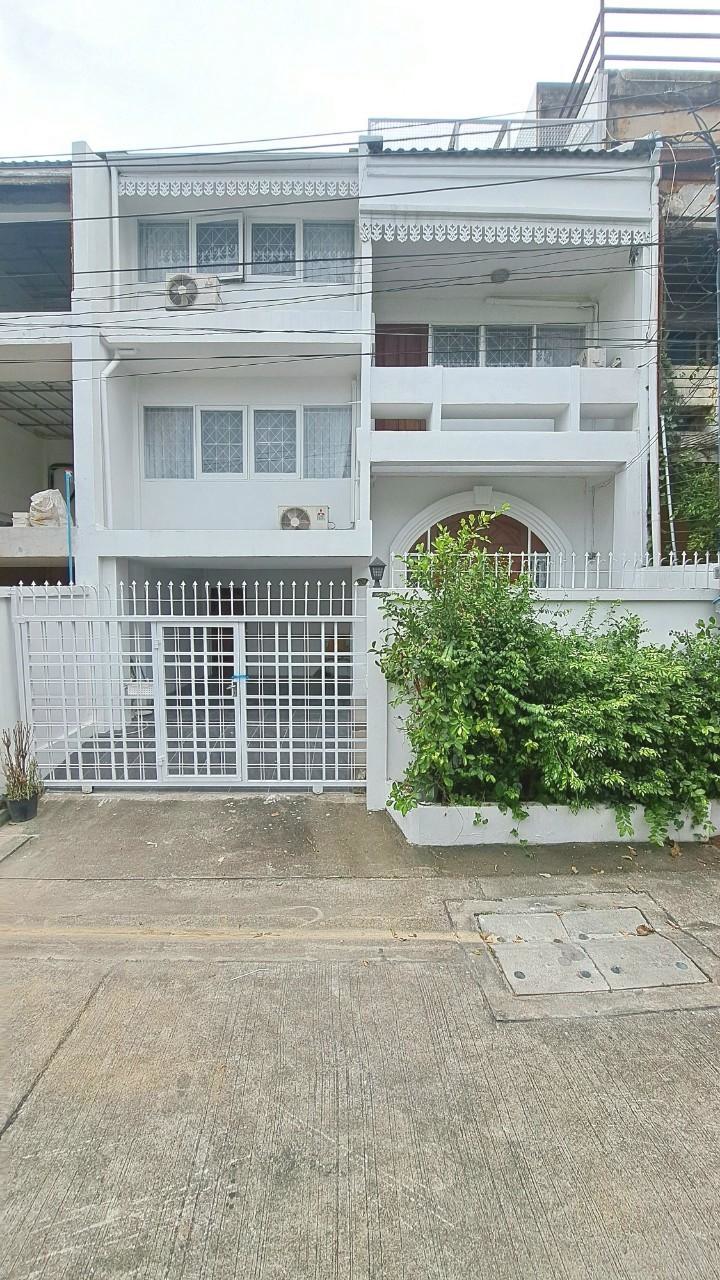 ให้เช่าทาวน์เฮ้าส์ ซอยเอกมัย 22 จอดรถ 2 คัน สภาพสวย พร้อมอยู่ (N.1771)