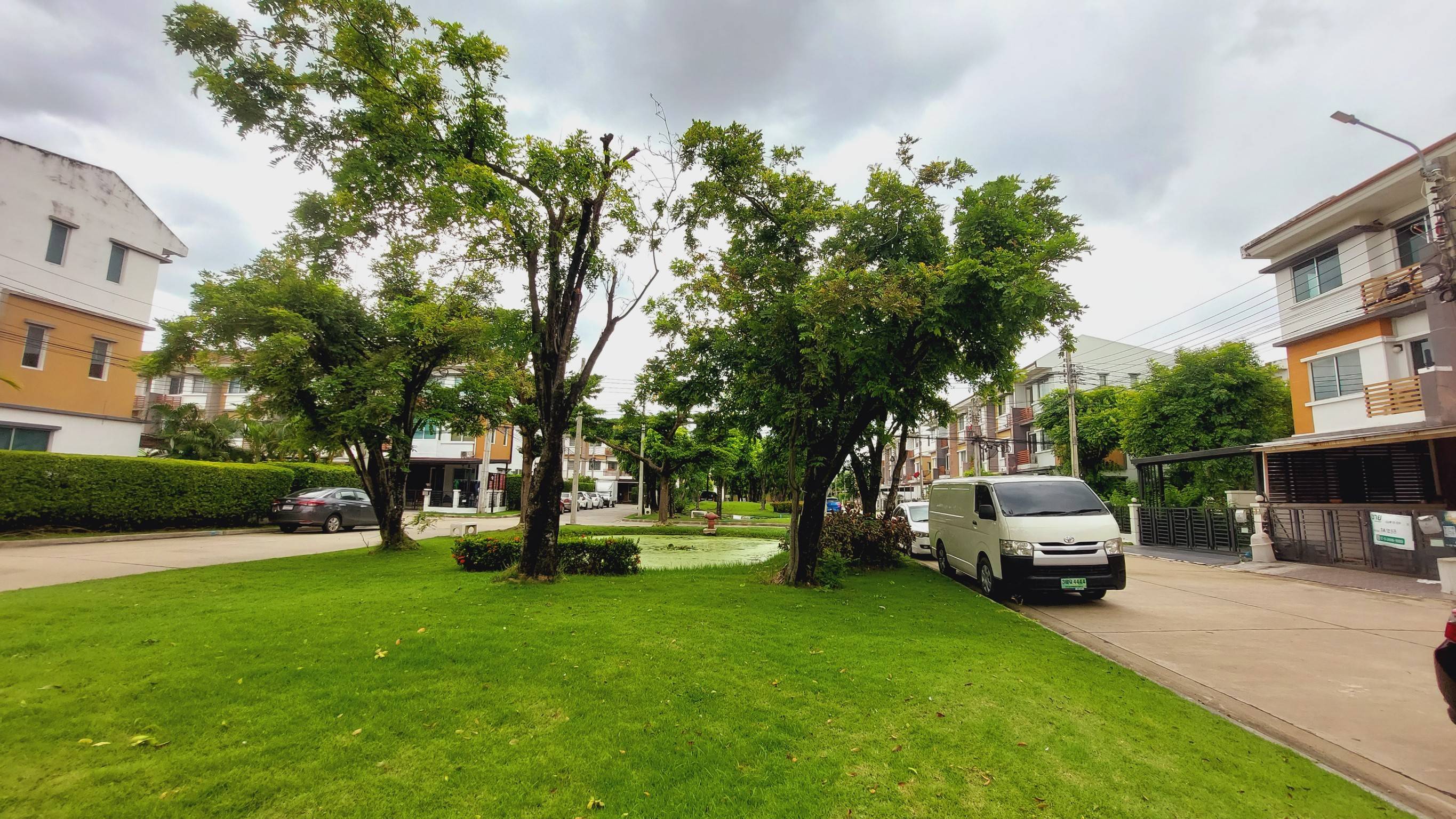 ให้เช่าทาวน์โฮม 3 ชั้น ลาดกระบัง 20/1 ทาวน์พลัส อ่อนนุช-ลาดกระบัง (N.767)