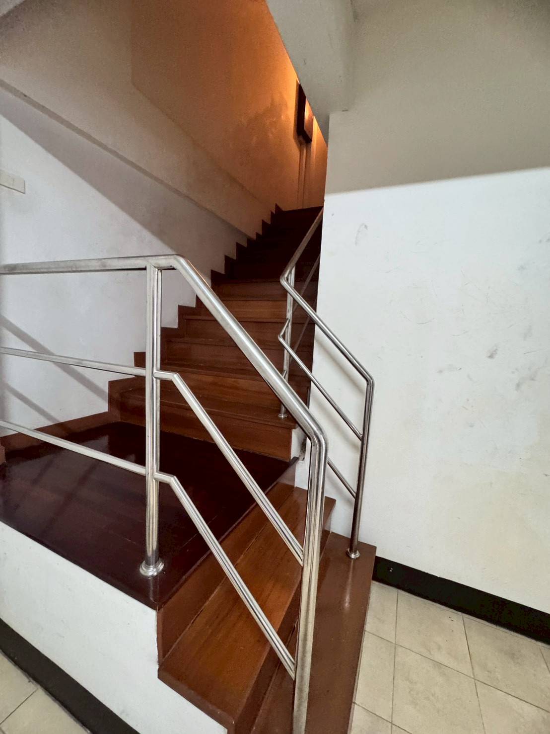 ให้เช่าอาคารพาณิชย์หลังมุม 2 คูหา 4 ชั้น ถนนอุดมสุข ทำเลดี (N.1865)